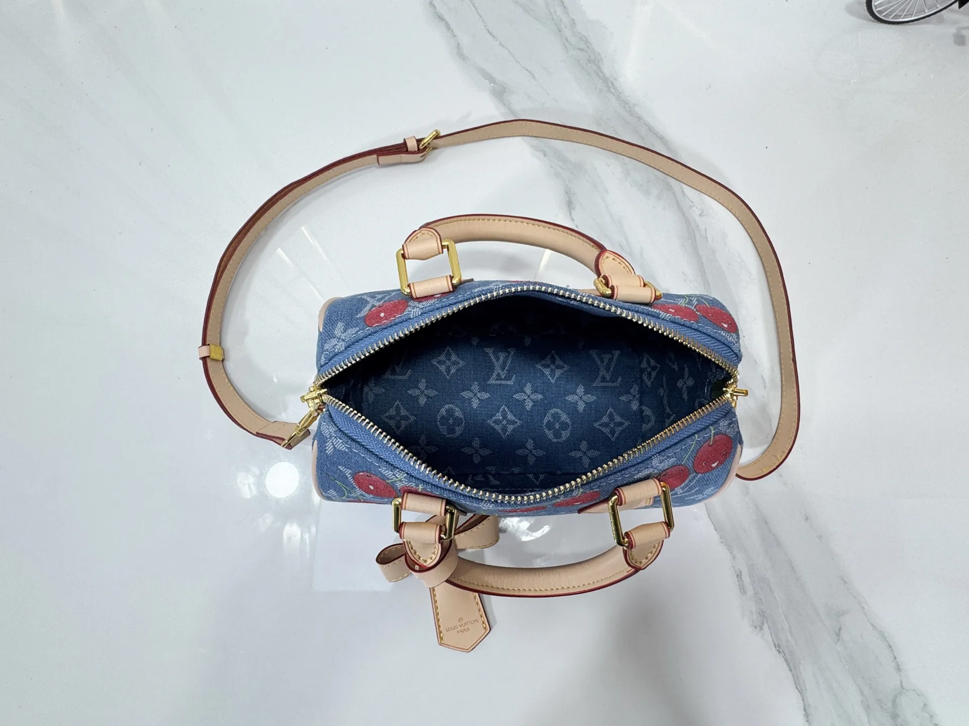 P240 Cherry Cherry🍒M13094 M46234 M46222 M14175 Sunflower Cowboy Cherry White Flower Cherry Presbyopia Cherry The Sedy Bandoulière 20 handbag is made of soft coated canvas, and the full-length Monogram pattern is traced in colorful rainbow tones, highlighting the smart style of the Louis Vuitton x Murakami reissue series. The Toron handle and detachable shoulder strap are constructed of cow leather, the metal corners recall classic luggage, and the bow-shaped key bag and padlock add brand touches. Dimensions: 20.5 x 13.5 x 12.0 cm (length x height x width)