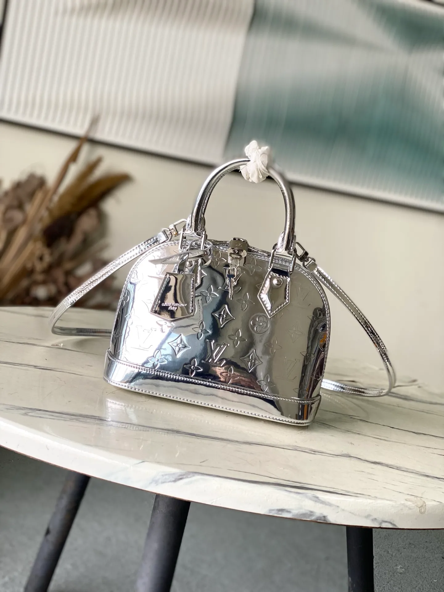 💰1100 (top layer leather) top original order M26335 silver This AmaBB handbag highlights the style of the LVSki series with this season’s technological details. The surface of Monogram Miroir weather-resistant canvas is dip-dyed in Silver tone and matched with metal parts of the same color to release a bright light. Inject retro-futuristic style into any outfit. The LV logo padlock and detachable shoulder strap complete the ensemble. Dimensions: 23.5 × 17.5 × 11.5 cm