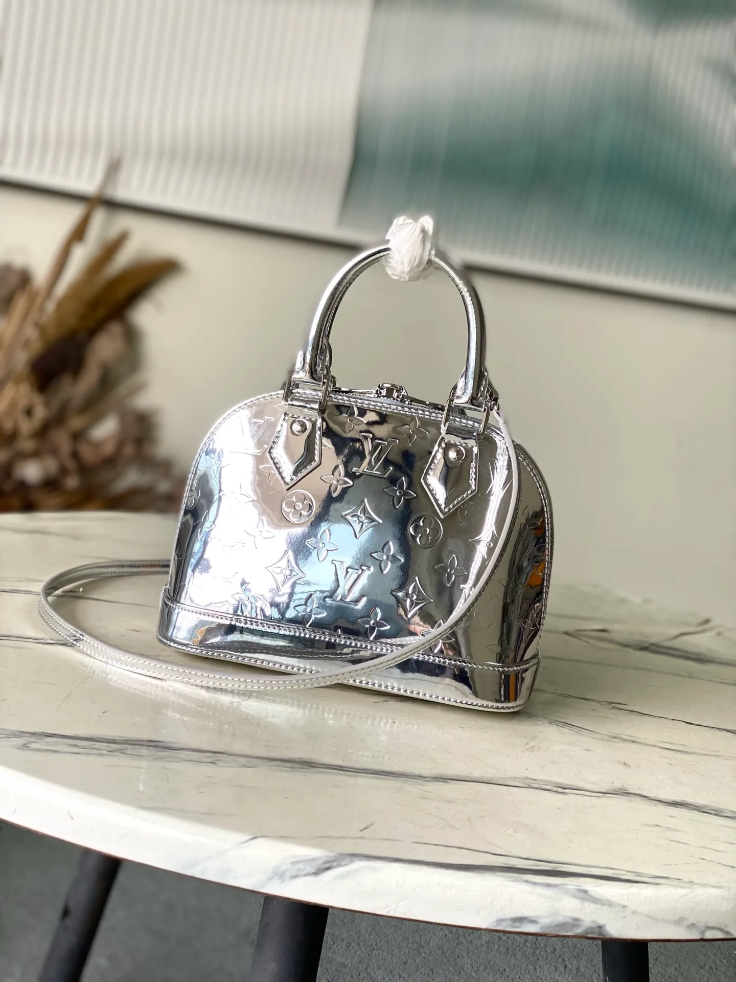 💰1100 (top layer leather) top original order M26335 silver This AmaBB handbag highlights the style of the LVSki series with this season’s technological details. The surface of Monogram Miroir weather-resistant canvas is dip-dyed in Silver tone and matched with metal parts of the same color to release a bright light. Inject retro-futuristic style into any outfit. The LV logo padlock and detachable shoulder strap complete the ensemble. Dimensions: 23.5 × 17.5 × 11.5 cm