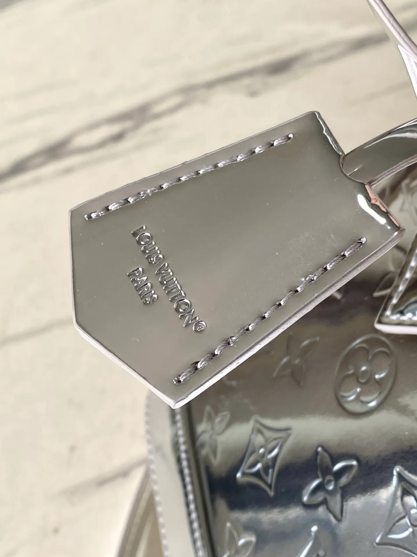 💰1100 (top layer leather) top original order M26335 silver This AmaBB handbag highlights the style of the LVSki series with this season’s technological details. The surface of Monogram Miroir weather-resistant canvas is dip-dyed in Silver tone and matched with metal parts of the same color to release a bright light. Inject retro-futuristic style into any outfit. The LV logo padlock and detachable shoulder strap complete the ensemble. Dimensions: 23.5 × 17.5 × 11.5 cm