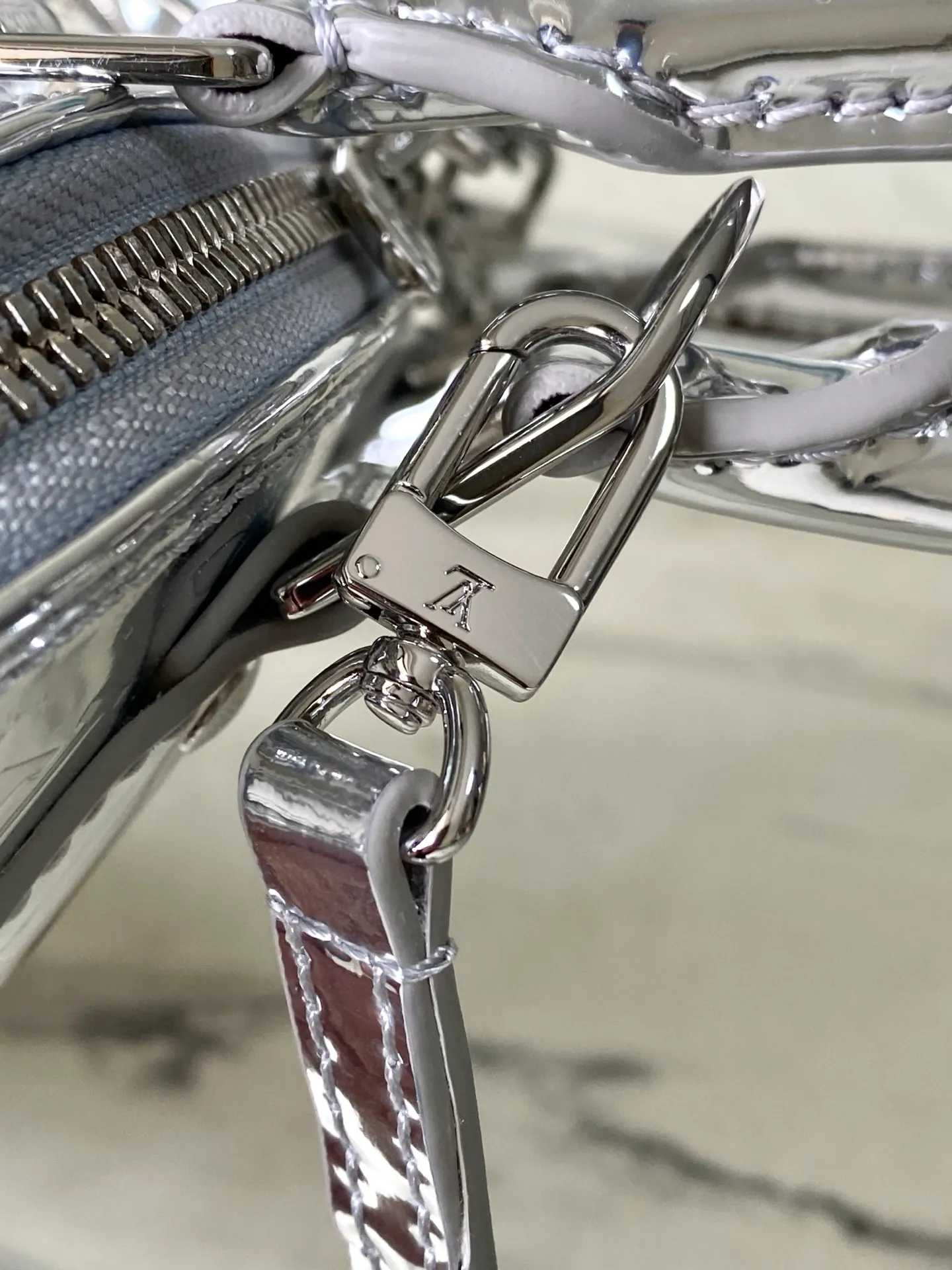 💰1100 (top layer leather) top original order M26335 silver This AmaBB handbag highlights the style of the LVSki series with this season’s technological details. The surface of Monogram Miroir weather-resistant canvas is dip-dyed in Silver tone and matched with metal parts of the same color to release a bright light. Inject retro-futuristic style into any outfit. The LV logo padlock and detachable shoulder strap complete the ensemble. Dimensions: 23.5 × 17.5 × 11.5 cm