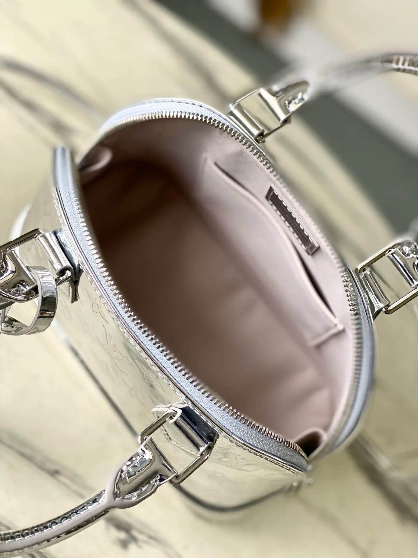 💰1100 (top layer leather) top original order M26335 silver This AmaBB handbag highlights the style of the LVSki series with this season’s technological details. The surface of Monogram Miroir weather-resistant canvas is dip-dyed in Silver tone and matched with metal parts of the same color to release a bright light. Inject retro-futuristic style into any outfit. The LV logo padlock and detachable shoulder strap complete the ensemble. Dimensions: 23.5 × 17.5 × 11.5 cm