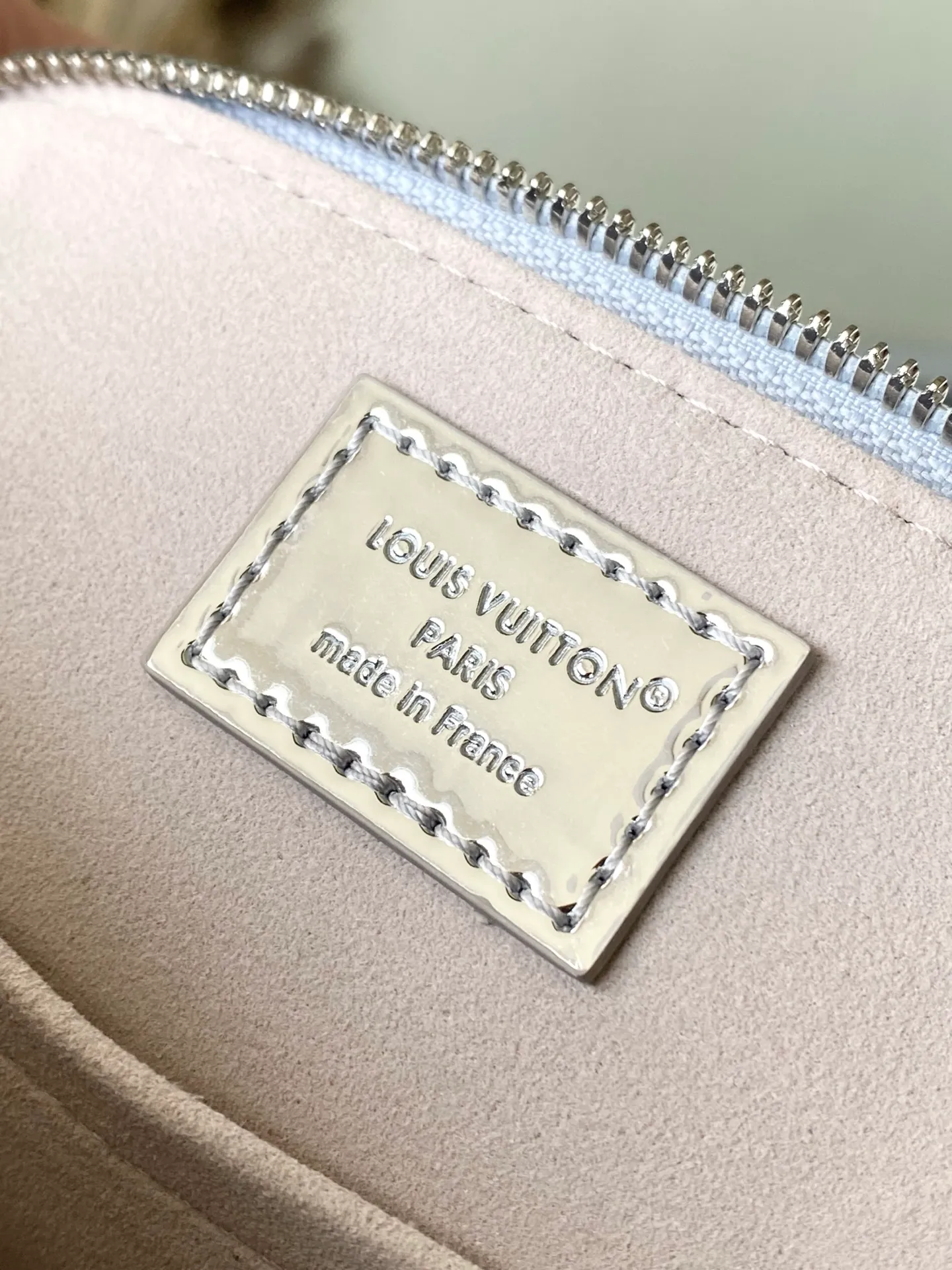 💰1100 (top layer leather) top original order M26335 silver This AmaBB handbag highlights the style of the LVSki series with this season’s technological details. The surface of Monogram Miroir weather-resistant canvas is dip-dyed in Silver tone and matched with metal parts of the same color to release a bright light. Inject retro-futuristic style into any outfit. The LV logo padlock and detachable shoulder strap complete the ensemble. Dimensions: 23.5 × 17.5 × 11.5 cm