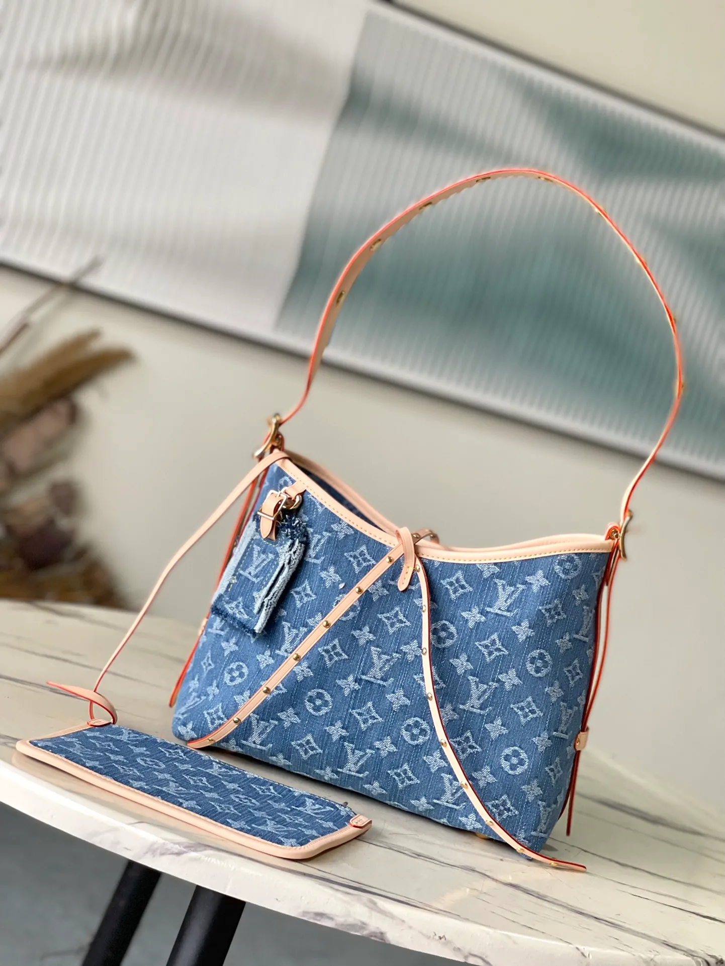 💰1240 Top original order M46854 blue small (denim denim) CarryAll small handbag is made of Monogram canvas and leather trim, making it a personal companion for urban life. The generous construction has a neat interior and a large interior pocket adds a functional element. Monogram canvas zippered clutch secured with leather strap. Dimensions: 29 x 24 x 12 cm