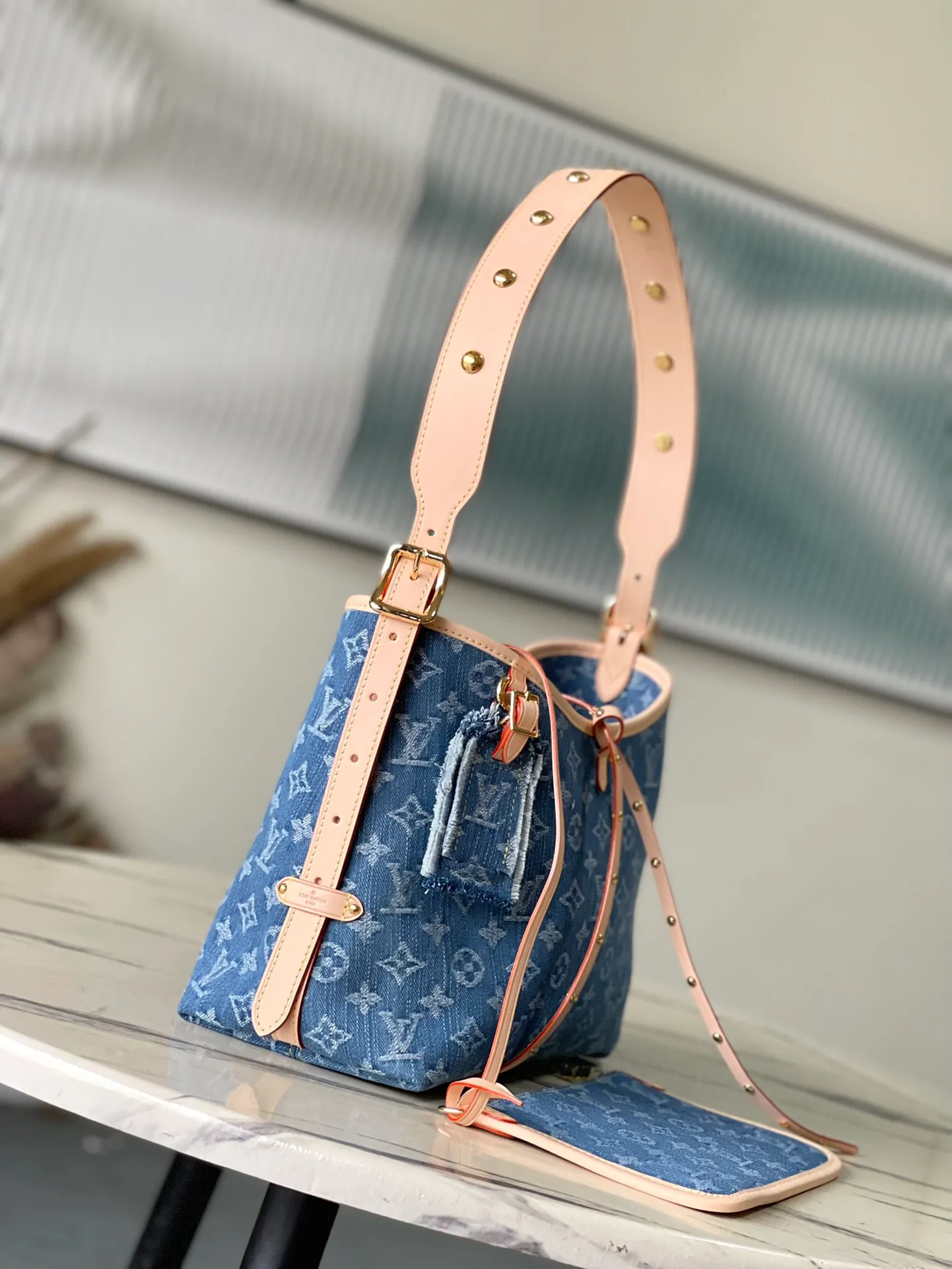 💰1240 Top original order M46854 blue small (denim denim) CarryAll small handbag is made of Monogram canvas and leather trim, making it a personal companion for urban life. The generous construction has a neat interior and a large interior pocket adds a functional element. Monogram canvas zippered clutch secured with leather strap. Dimensions: 29 x 24 x 12 cm