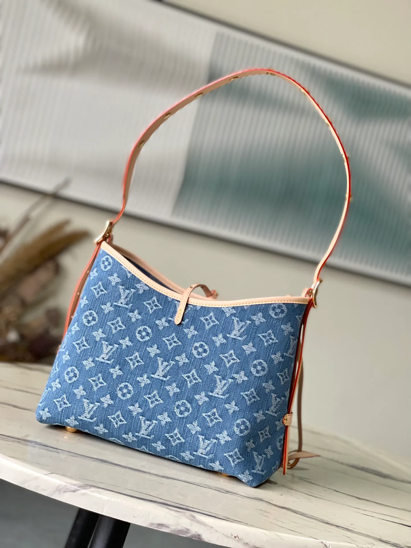 💰1240 Top original order M46854 blue small (denim denim) CarryAll small handbag is made of Monogram canvas and leather trim, making it a personal companion for urban life. The generous construction has a neat interior and a large interior pocket adds a functional element. Monogram canvas zippered clutch secured with leather strap. Dimensions: 29 x 24 x 12 cm