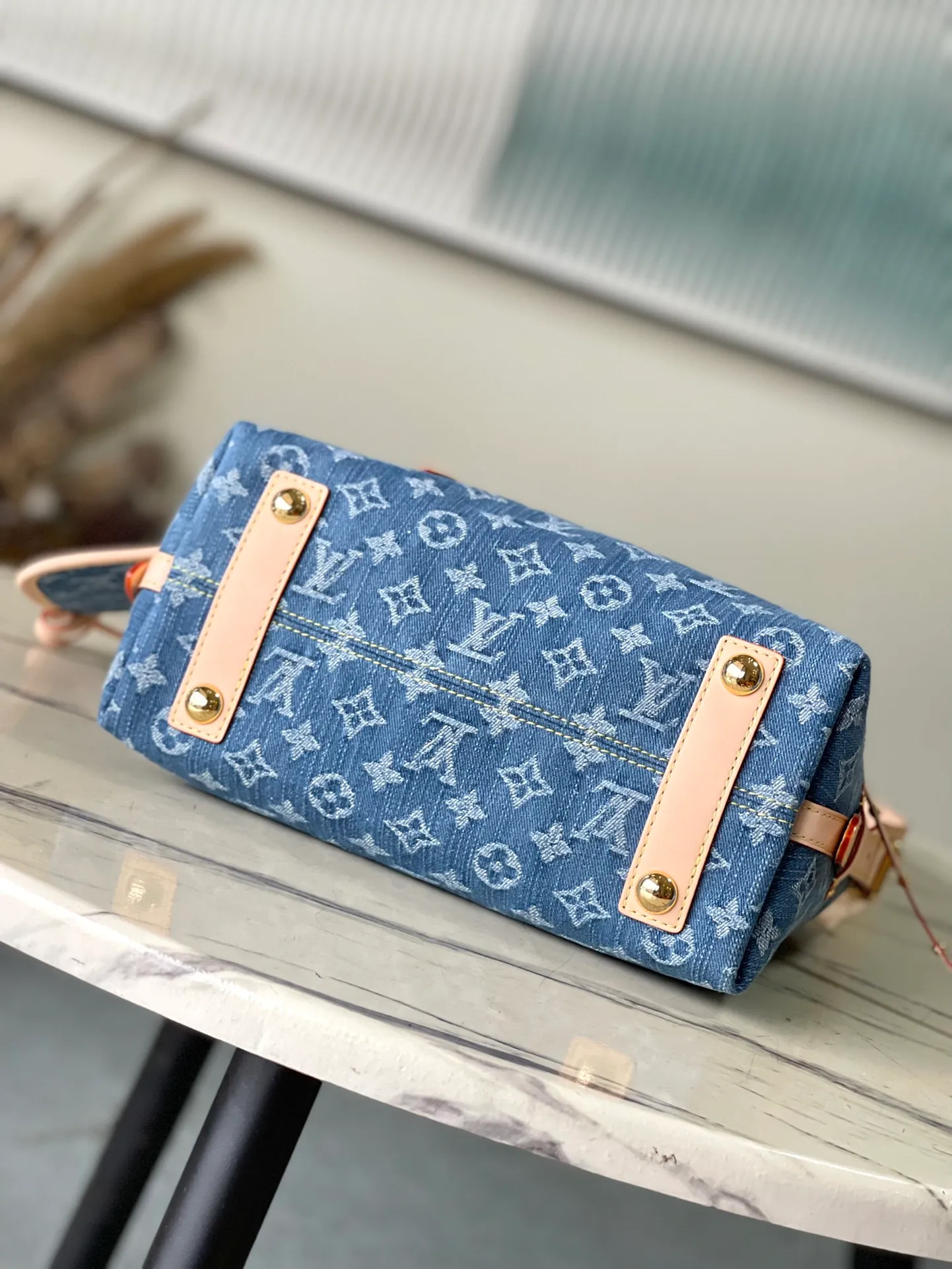 💰1240 Top original order M46854 blue small (denim denim) CarryAll small handbag is made of Monogram canvas and leather trim, making it a personal companion for urban life. The generous construction has a neat interior and a large interior pocket adds a functional element. Monogram canvas zippered clutch secured with leather strap. Dimensions: 29 x 24 x 12 cm