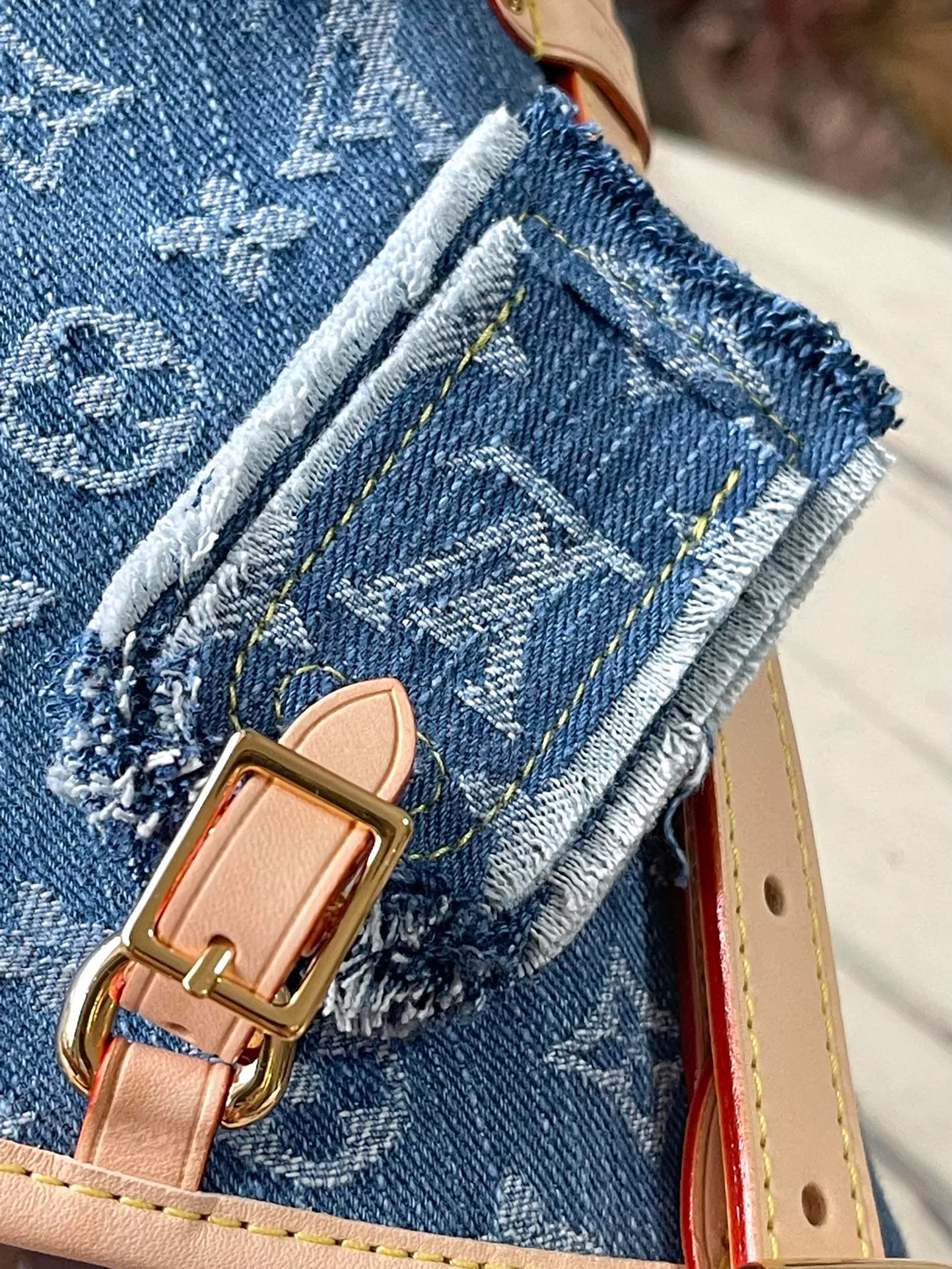 💰1240 Top original order M46854 blue small (denim denim) CarryAll small handbag is made of Monogram canvas and leather trim, making it a personal companion for urban life. The generous construction has a neat interior and a large interior pocket adds a functional element. Monogram canvas zippered clutch secured with leather strap. Dimensions: 29 x 24 x 12 cm