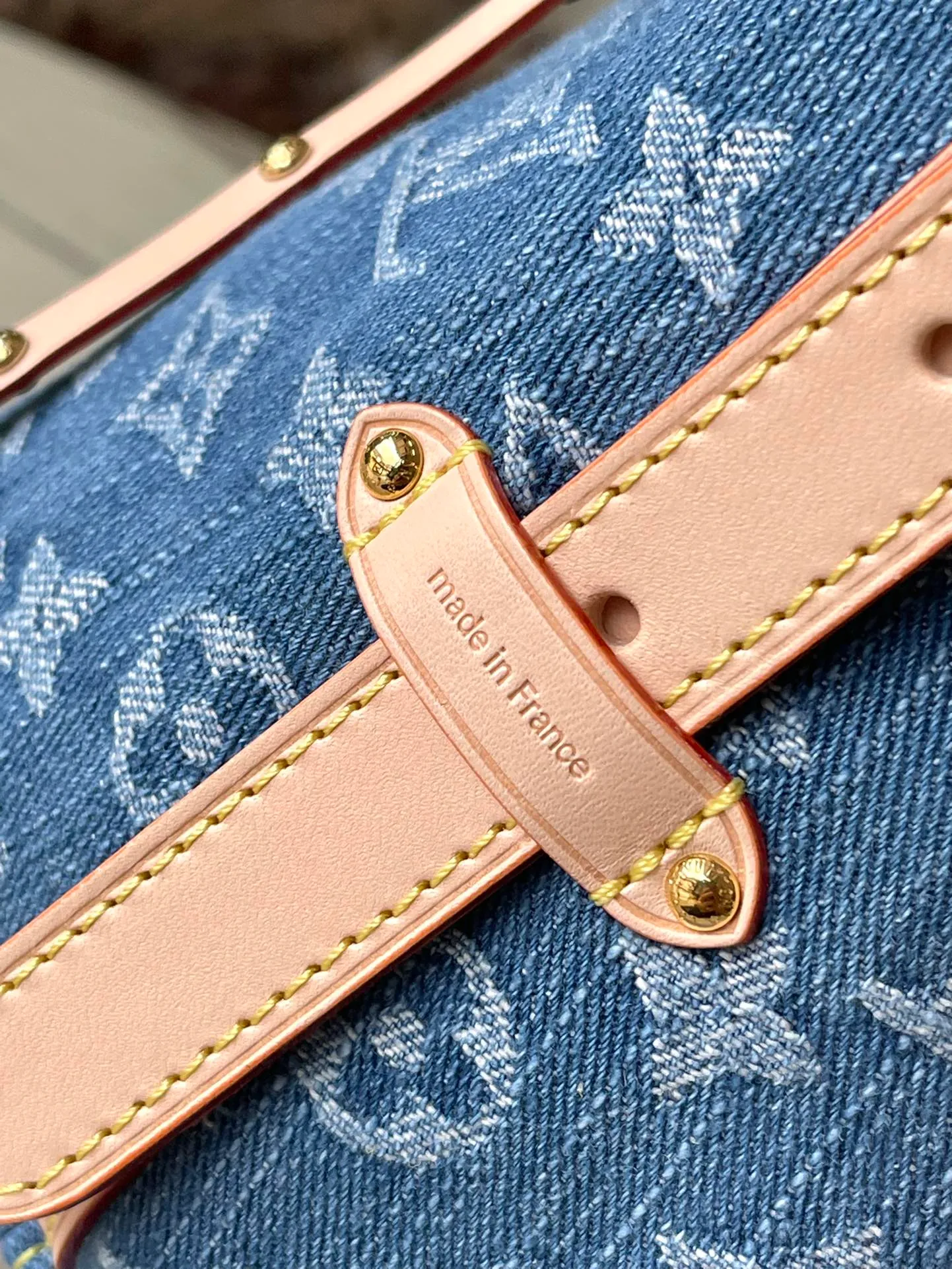 💰1240 Top original order M46854 blue small (denim denim) CarryAll small handbag is made of Monogram canvas and leather trim, making it a personal companion for urban life. The generous construction has a neat interior and a large interior pocket adds a functional element. Monogram canvas zippered clutch secured with leather strap. Dimensions: 29 x 24 x 12 cm