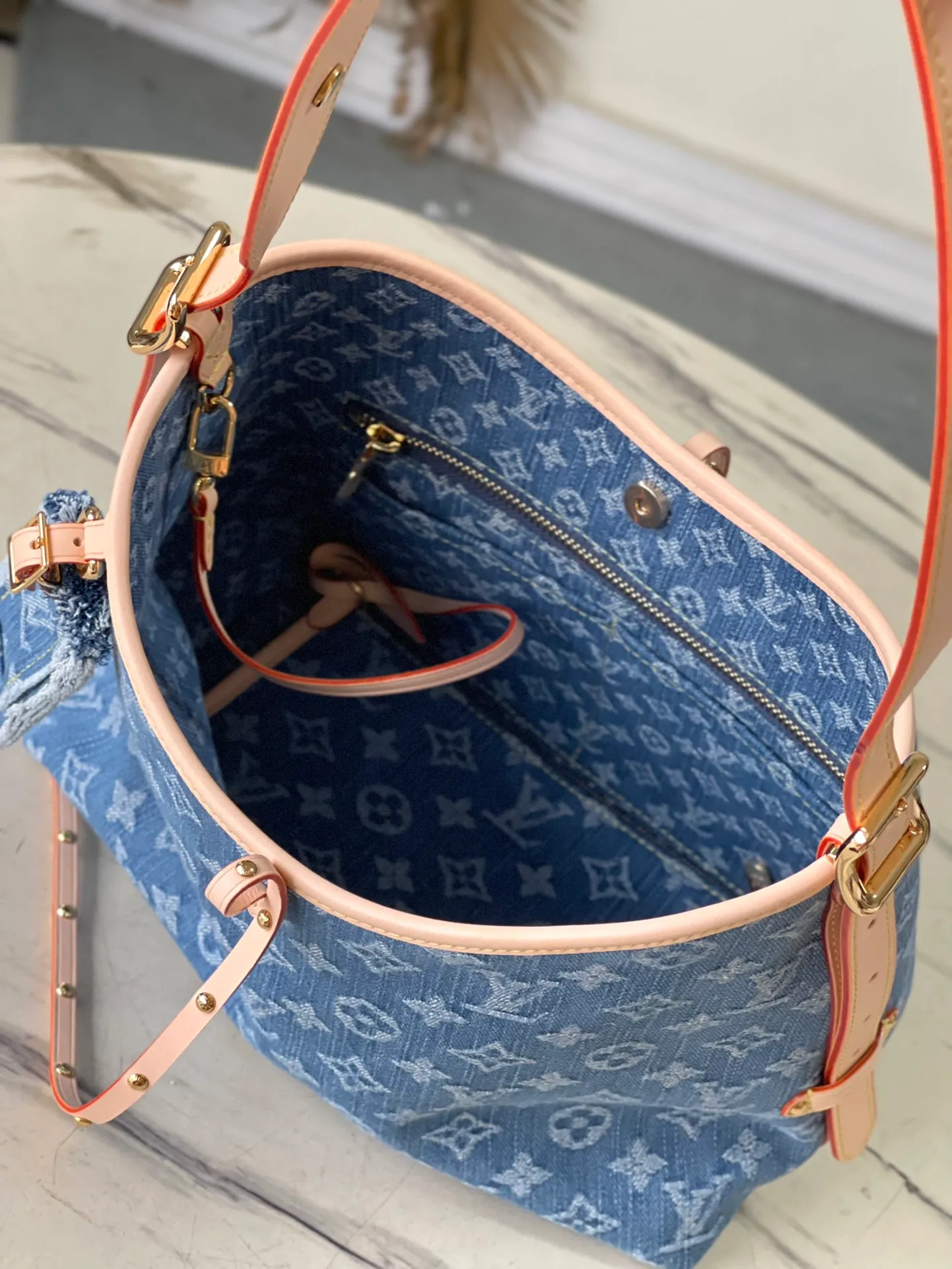 💰1240 Top original order M46854 blue small (denim denim) CarryAll small handbag is made of Monogram canvas and leather trim, making it a personal companion for urban life. The generous construction has a neat interior and a large interior pocket adds a functional element. Monogram canvas zippered clutch secured with leather strap. Dimensions: 29 x 24 x 12 cm