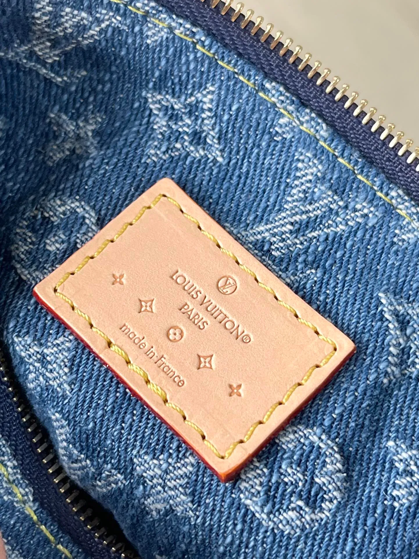 💰1240 Top original order M46854 blue small (denim denim) CarryAll small handbag is made of Monogram canvas and leather trim, making it a personal companion for urban life. The generous construction has a neat interior and a large interior pocket adds a functional element. Monogram canvas zippered clutch secured with leather strap. Dimensions: 29 x 24 x 12 cm