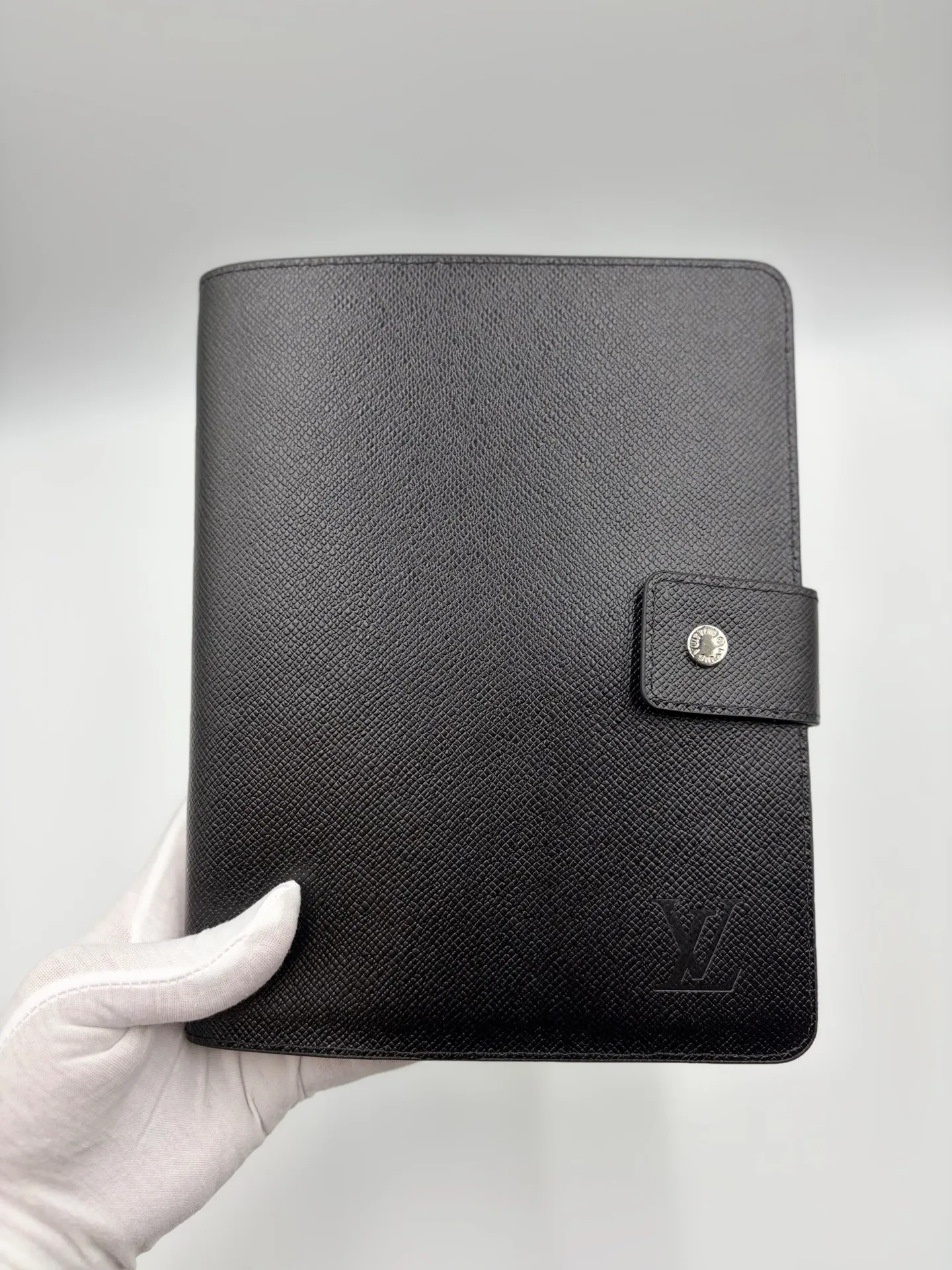 2026 hot model shipped, model M20002❤️This small notepad cover is made of Monogram canvas, can hold three credit cards, and can also be used as an address book, notebook or calendar. 18 x 23 cm (Length x Height) - Epi leather embossed with delicate LV initials and interlaced textured leather lining - Button closure - Six-ring binder with three rings in a set, six credit card slots and two internal compartments - Notepad insert available separately 👉