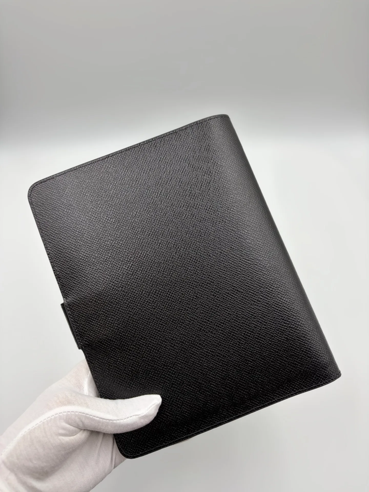 2026 hot model shipped, model M20002❤️This small notepad cover is made of Monogram canvas, can hold three credit cards, and can also be used as an address book, notebook or calendar. 18 x 23 cm (Length x Height) - Epi leather embossed with delicate LV initials and interlaced textured leather lining - Button closure - Six-ring binder with three rings in a set, six credit card slots and two internal compartments - Notepad insert available separately 👉