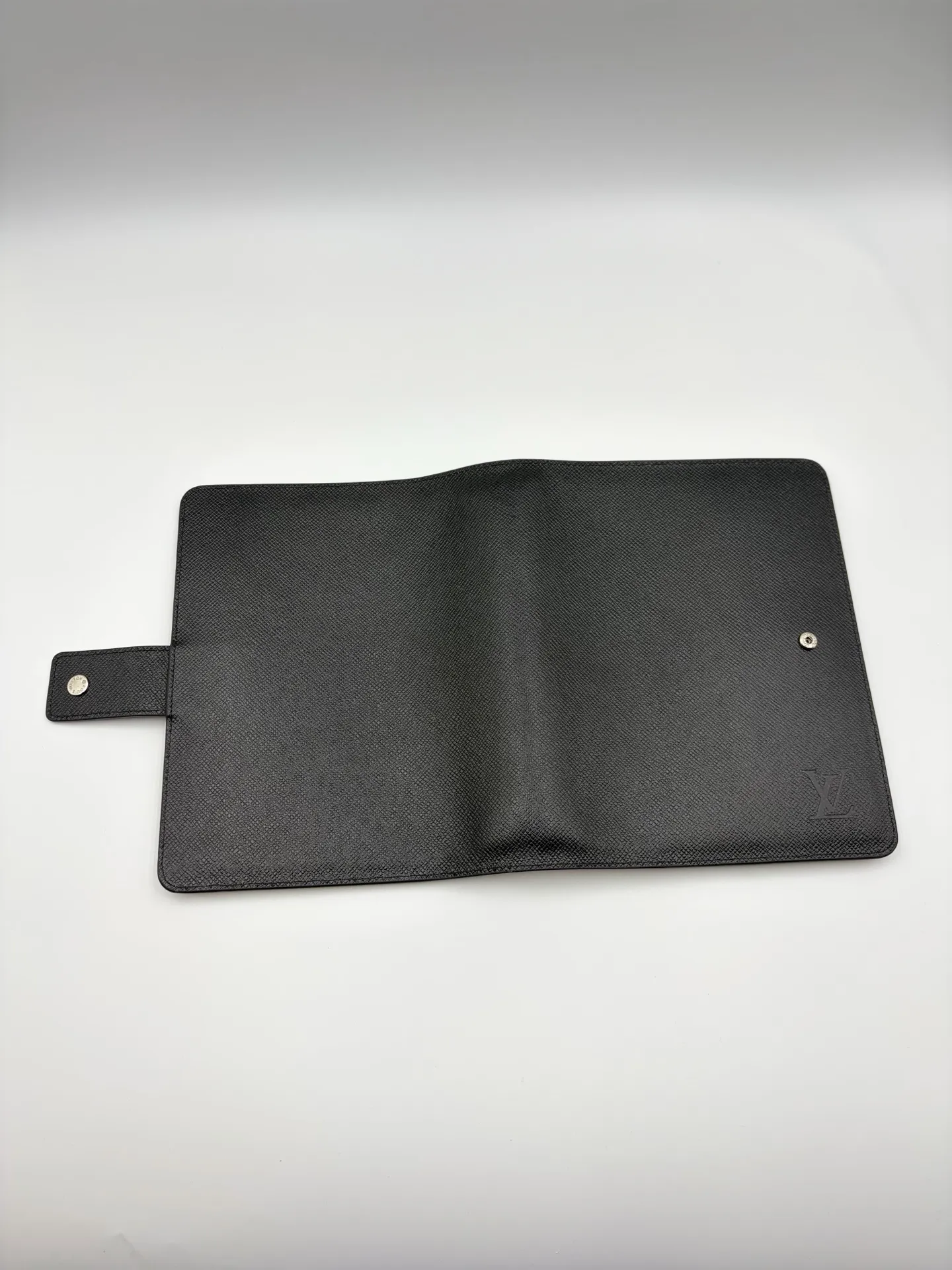 2026 hot model shipped, model M20002❤️This small notepad cover is made of Monogram canvas, can hold three credit cards, and can also be used as an address book, notebook or calendar. 18 x 23 cm (Length x Height) - Epi leather embossed with delicate LV initials and interlaced textured leather lining - Button closure - Six-ring binder with three rings in a set, six credit card slots and two internal compartments - Notepad insert available separately 👉