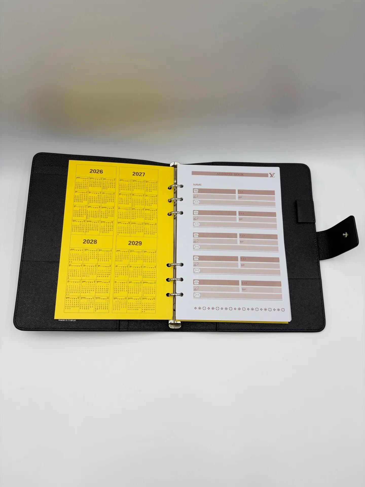 2026 hot model shipped, model M20002❤️This small notepad cover is made of Monogram canvas, can hold three credit cards, and can also be used as an address book, notebook or calendar. 18 x 23 cm (Length x Height) - Epi leather embossed with delicate LV initials and interlaced textured leather lining - Button closure - Six-ring binder with three rings in a set, six credit card slots and two internal compartments - Notepad insert available separately 👉