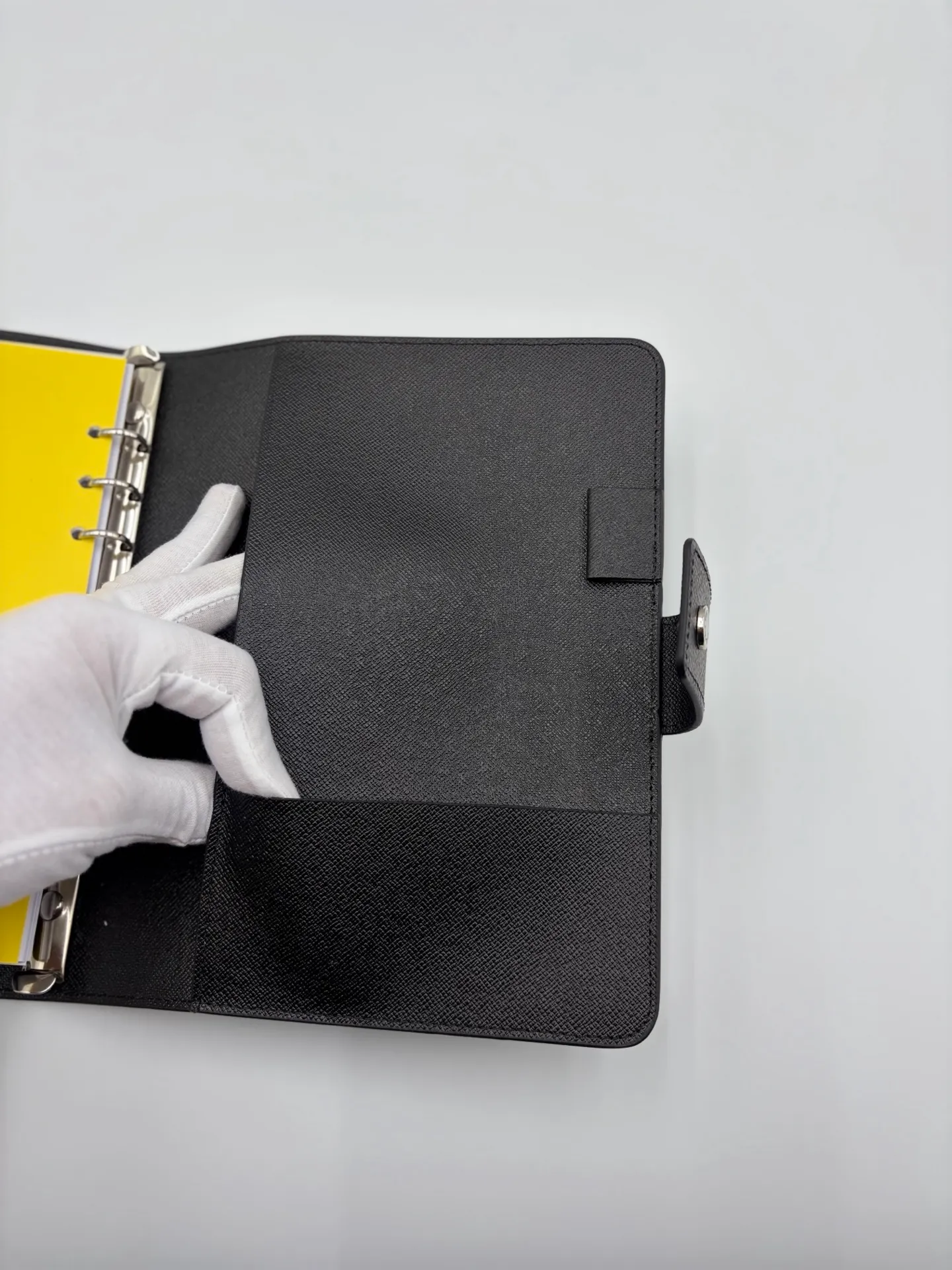 2026 hot model shipped, model M20002❤️This small notepad cover is made of Monogram canvas, can hold three credit cards, and can also be used as an address book, notebook or calendar. 18 x 23 cm (Length x Height) - Epi leather embossed with delicate LV initials and interlaced textured leather lining - Button closure - Six-ring binder with three rings in a set, six credit card slots and two internal compartments - Notepad insert available separately 👉