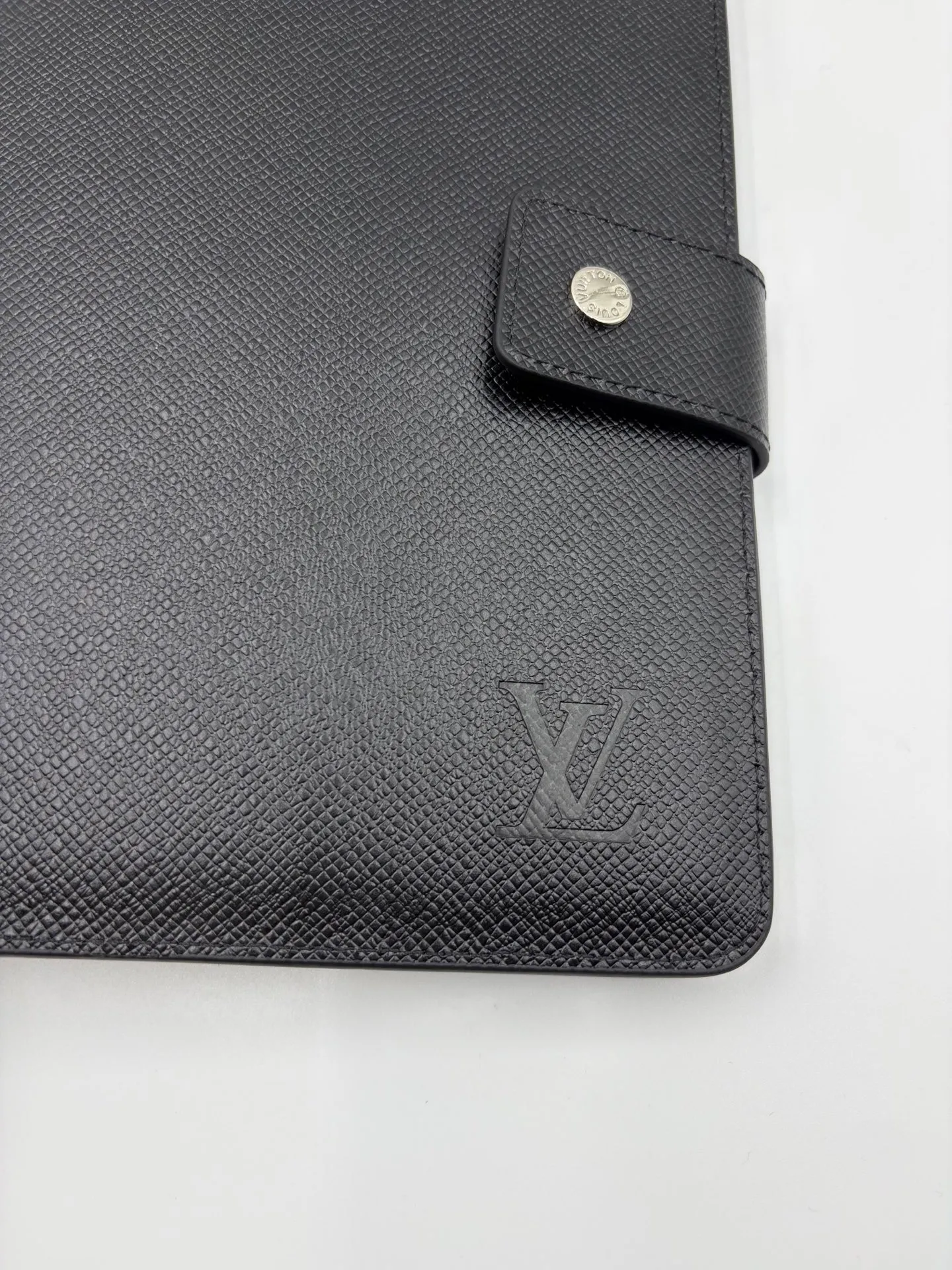 2026 hot model shipped, model M20002❤️This small notepad cover is made of Monogram canvas, can hold three credit cards, and can also be used as an address book, notebook or calendar. 18 x 23 cm (Length x Height) - Epi leather embossed with delicate LV initials and interlaced textured leather lining - Button closure - Six-ring binder with three rings in a set, six credit card slots and two internal compartments - Notepad insert available separately 👉