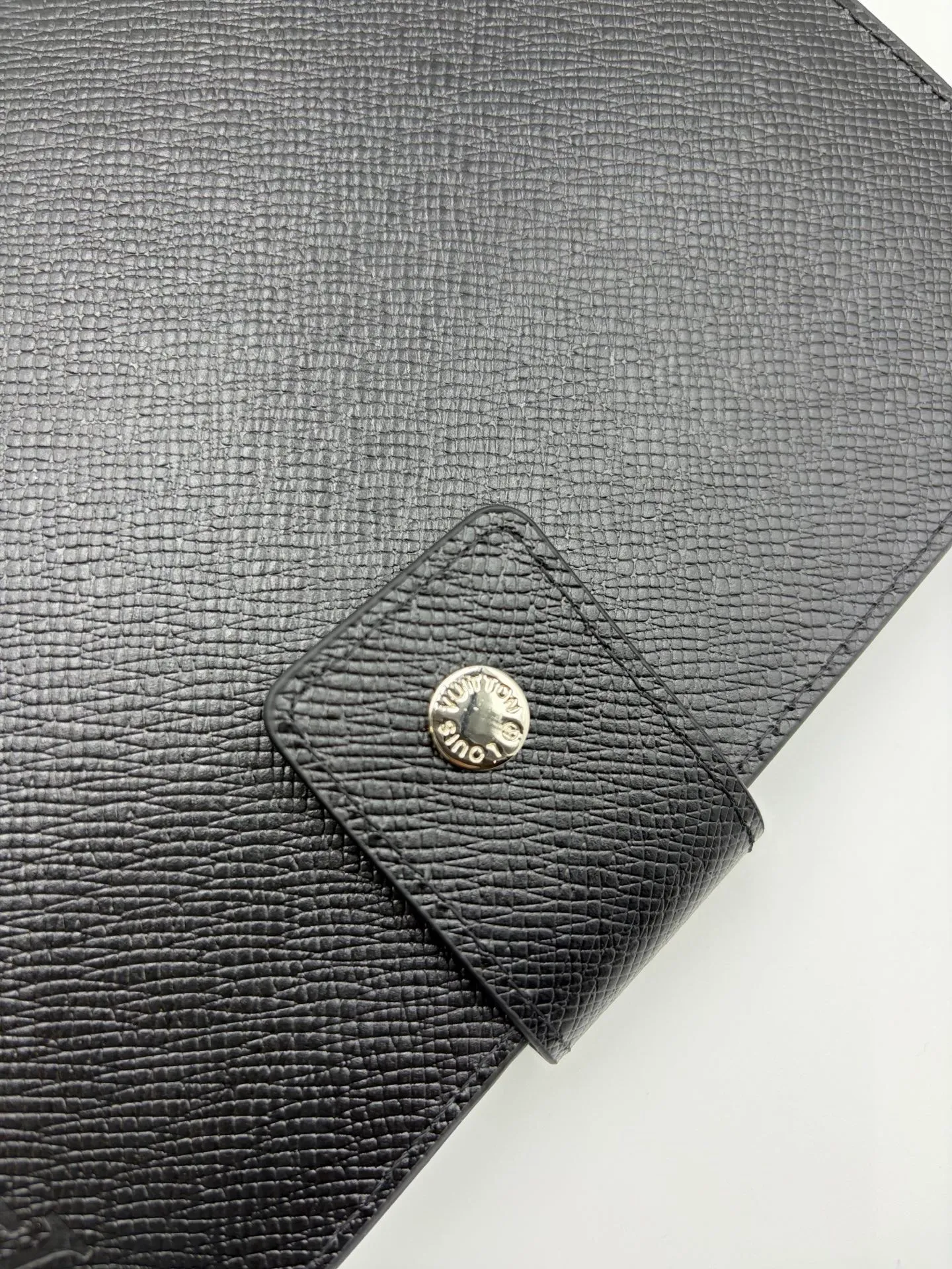 2026 hot model shipped, model M20002❤️This small notepad cover is made of Monogram canvas, can hold three credit cards, and can also be used as an address book, notebook or calendar. 18 x 23 cm (Length x Height) - Epi leather embossed with delicate LV initials and interlaced textured leather lining - Button closure - Six-ring binder with three rings in a set, six credit card slots and two internal compartments - Notepad insert available separately 👉