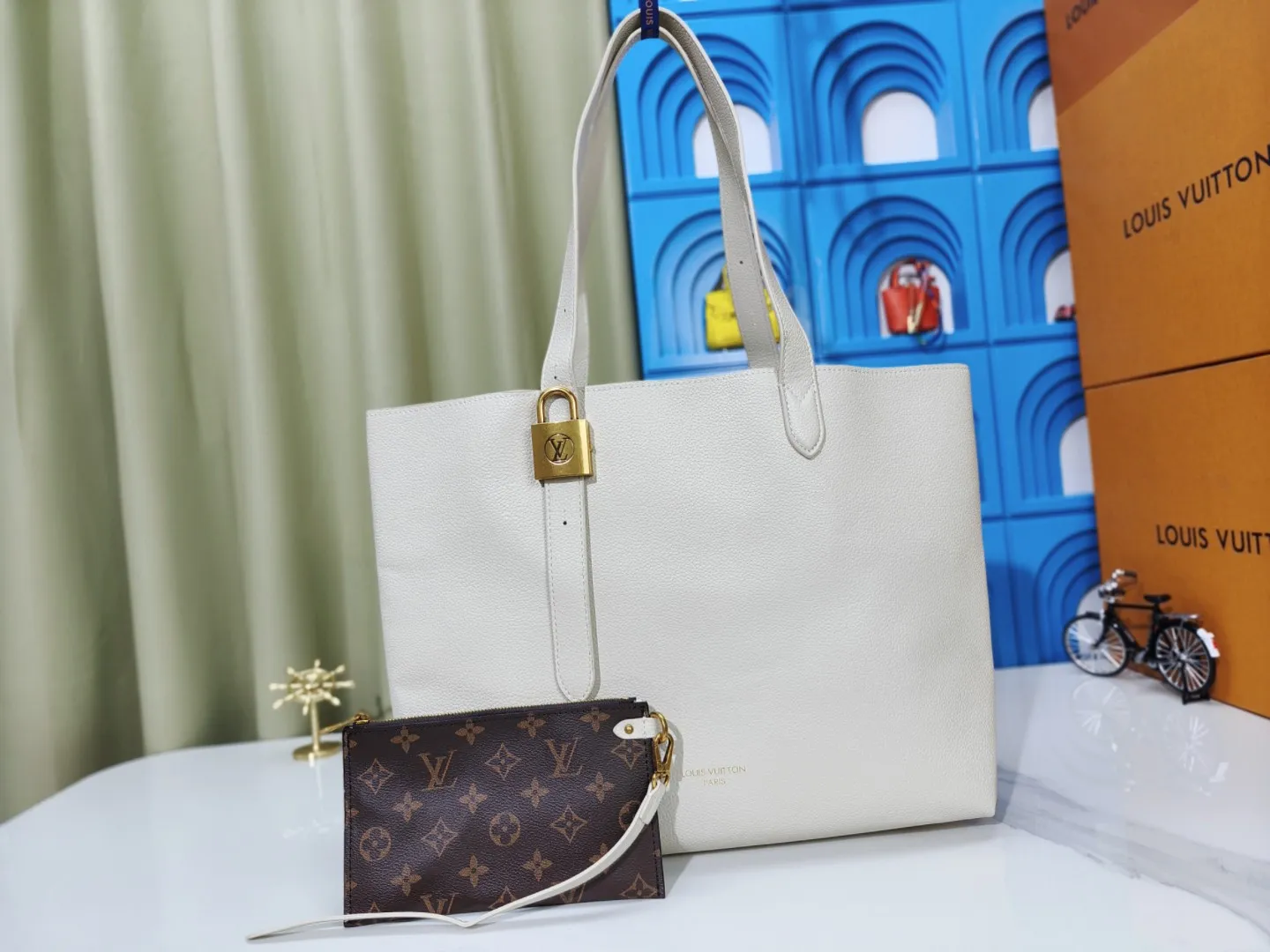 P280💰 Upgraded from the original M25341 M25342 M25343 This medium-sized Low Key Cabas handbag is wrapped in soft grained cow leather and lined with suede leather, creating a luxurious style with ingenuity. The brand's iconic padlock demonstrates an eclectic mix of elegant aesthetics and security features. The adjustable handle enables you to switch between hand-held and long- or short-shoulder carry. Dimensions: 47.0 x 30.0 x 14.0 cm