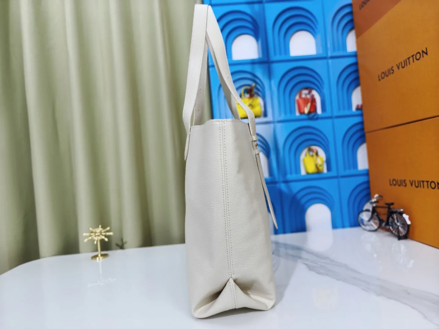 P280💰 Upgraded from the original M25341 M25342 M25343 This medium-sized Low Key Cabas handbag is wrapped in soft grained cow leather and lined with suede leather, creating a luxurious style with ingenuity. The brand's iconic padlock demonstrates an eclectic mix of elegant aesthetics and security features. The adjustable handle enables you to switch between hand-held and long- or short-shoulder carry. Dimensions: 47.0 x 30.0 x 14.0 cm