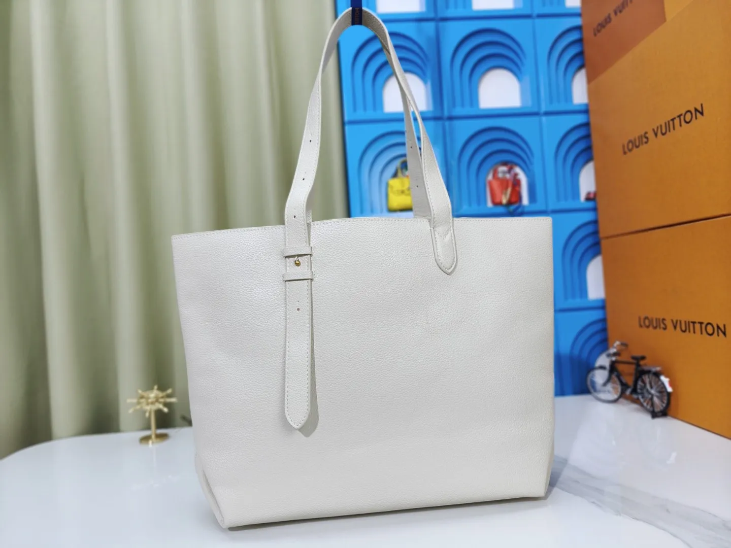 P280💰 Upgraded from the original M25341 M25342 M25343 This medium-sized Low Key Cabas handbag is wrapped in soft grained cow leather and lined with suede leather, creating a luxurious style with ingenuity. The brand's iconic padlock demonstrates an eclectic mix of elegant aesthetics and security features. The adjustable handle enables you to switch between hand-held and long- or short-shoulder carry. Dimensions: 47.0 x 30.0 x 14.0 cm
