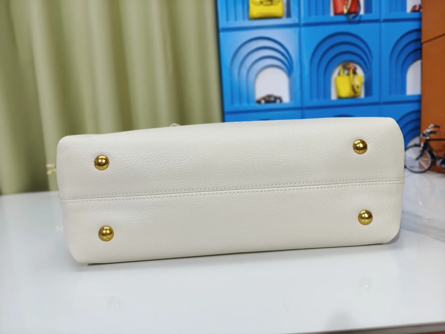 P280💰 Upgraded from the original M25341 M25342 M25343 This medium-sized Low Key Cabas handbag is wrapped in soft grained cow leather and lined with suede leather, creating a luxurious style with ingenuity. The brand's iconic padlock demonstrates an eclectic mix of elegant aesthetics and security features. The adjustable handle enables you to switch between hand-held and long- or short-shoulder carry. Dimensions: 47.0 x 30.0 x 14.0 cm