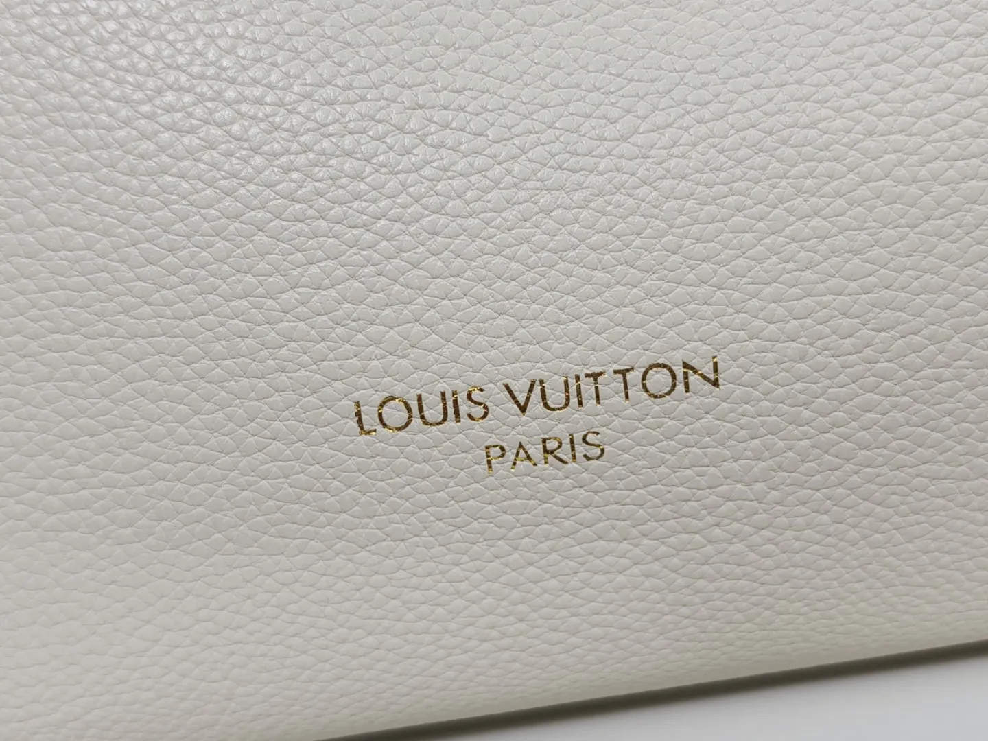 P280💰 Upgraded from the original M25341 M25342 M25343 This medium-sized Low Key Cabas handbag is wrapped in soft grained cow leather and lined with suede leather, creating a luxurious style with ingenuity. The brand's iconic padlock demonstrates an eclectic mix of elegant aesthetics and security features. The adjustable handle enables you to switch between hand-held and long- or short-shoulder carry. Dimensions: 47.0 x 30.0 x 14.0 cm