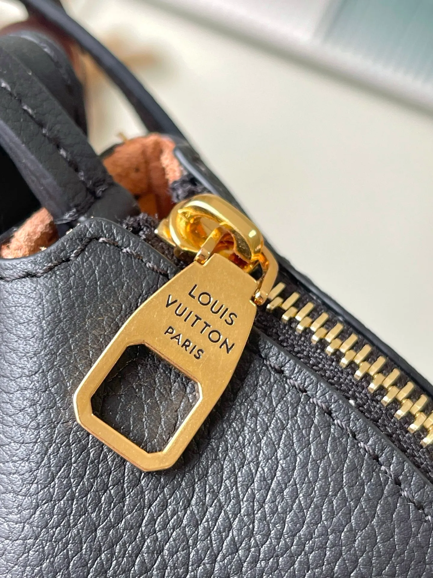 💰1180 (top layer leather) top original order M14471 launches LowKey Cookie medium handbag, highlighting brand heritage and exquisite craftsmanship with elegant design. The soft cow leather will show its unique color over time, and the aged metal padlock and detachable Monogram storage bag are rich details, allowing you to switch to multiple carrying methods at will. Dimensions: 32 × 26 × 5 cm