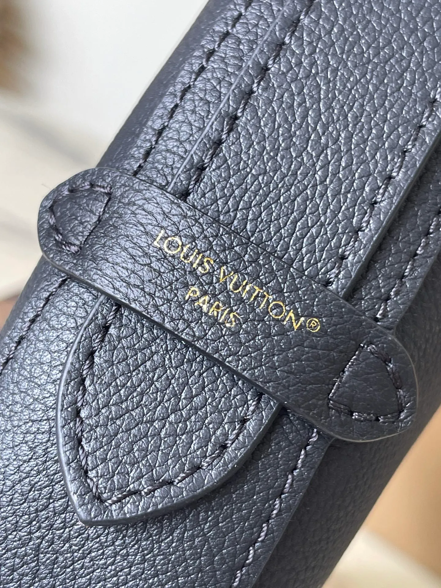 💰1180 (top layer leather) top original order M14471 launches LowKey Cookie medium handbag, highlighting brand heritage and exquisite craftsmanship with elegant design. The soft cow leather will show its unique color over time, and the aged metal padlock and detachable Monogram storage bag are rich details, allowing you to switch to multiple carrying methods at will. Dimensions: 32 × 26 × 5 cm