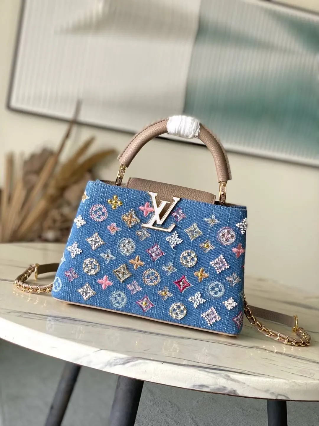 💰2900 "Special Grade Original Leather" M12947 Gray Leather Denim Small This Capucines small handbag is made of Monogram denim embroidered with beads and decorative threads, with LV letters and woven chains infused with a metallic edge, and matched with contrasting leather trim. The flip cover can be placed externally or internally, and the neat inner layer and multiple carrying methods complete the functional details. Dimensions: 18 × 27 × 9 cm