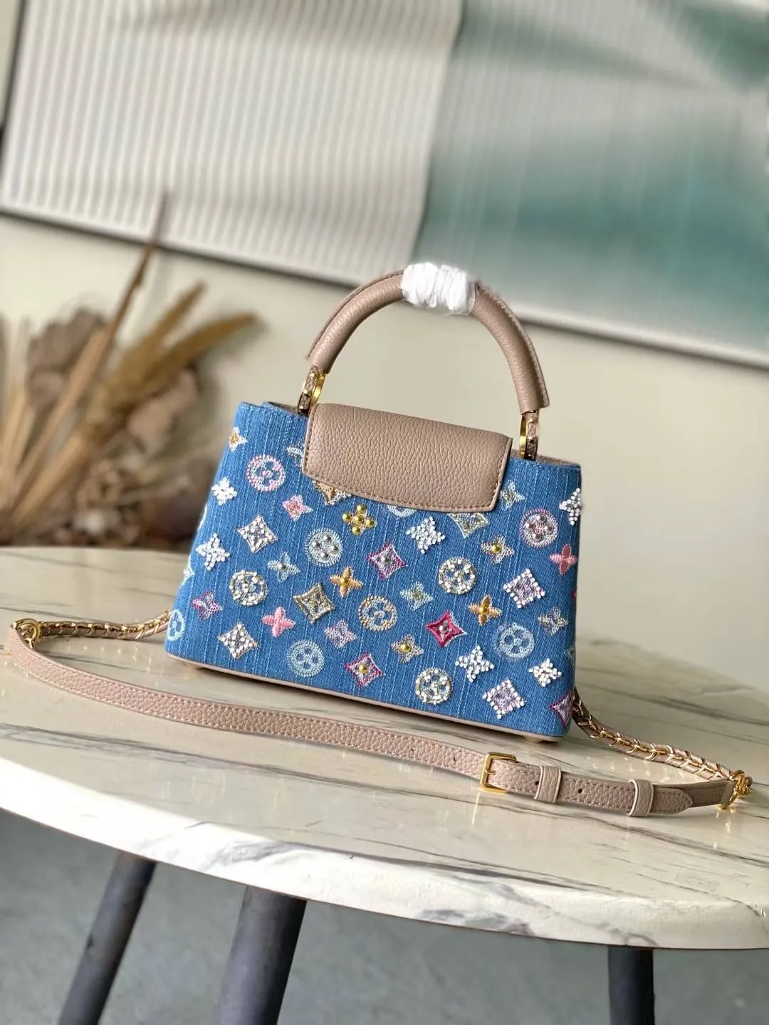 💰2900 "Special Grade Original Leather" M12947 Gray Leather Denim Small This Capucines small handbag is made of Monogram denim embroidered with beads and decorative threads, with LV letters and woven chains infused with a metallic edge, and matched with contrasting leather trim. The flip cover can be placed externally or internally, and the neat inner layer and multiple carrying methods complete the functional details. Dimensions: 18 × 27 × 9 cm