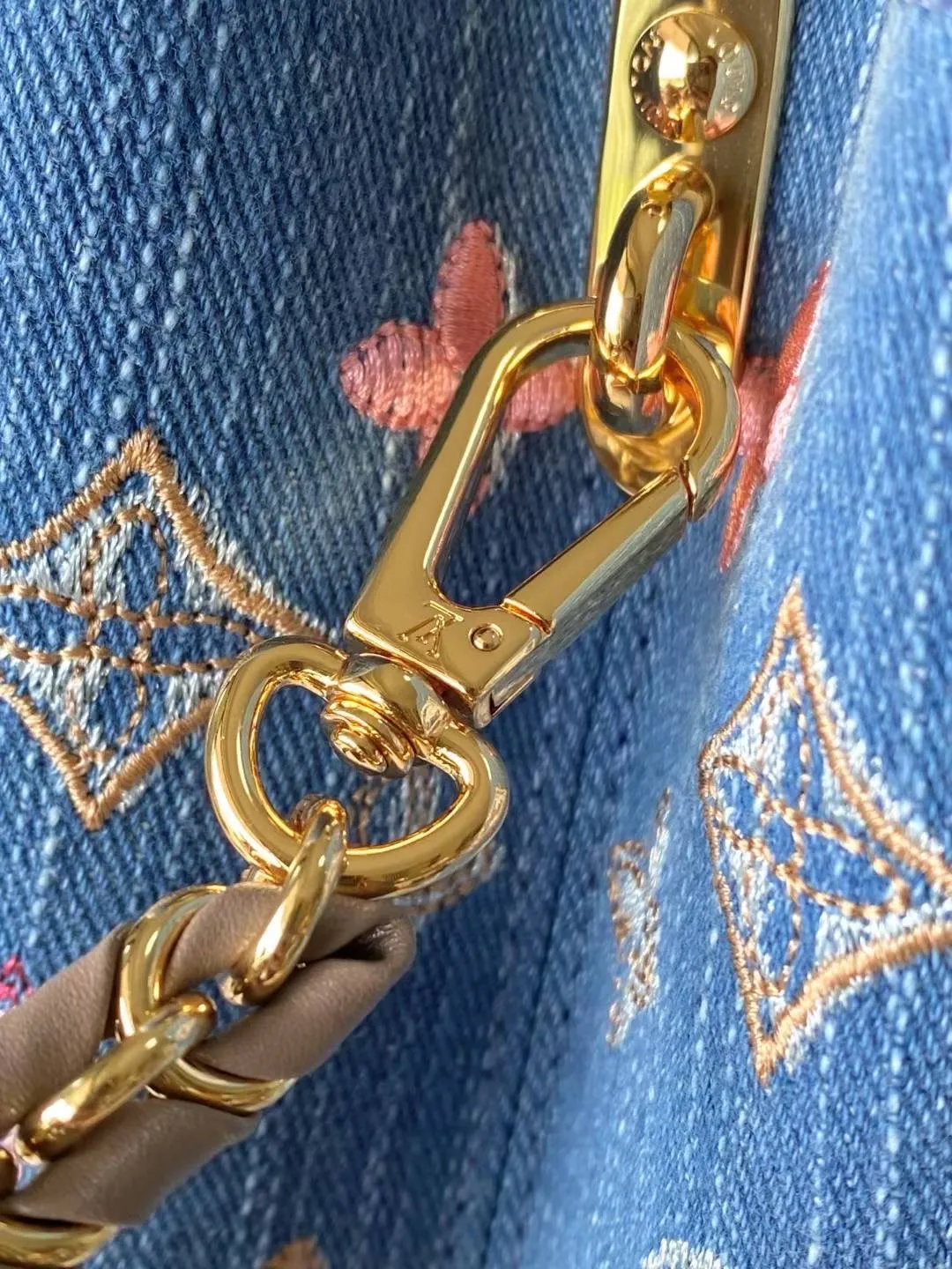 💰2900 "Special Grade Original Leather" M12947 Gray Leather Denim Small This Capucines small handbag is made of Monogram denim embroidered with beads and decorative threads, with LV letters and woven chains infused with a metallic edge, and matched with contrasting leather trim. The flip cover can be placed externally or internally, and the neat inner layer and multiple carrying methods complete the functional details. Dimensions: 18 × 27 × 9 cm