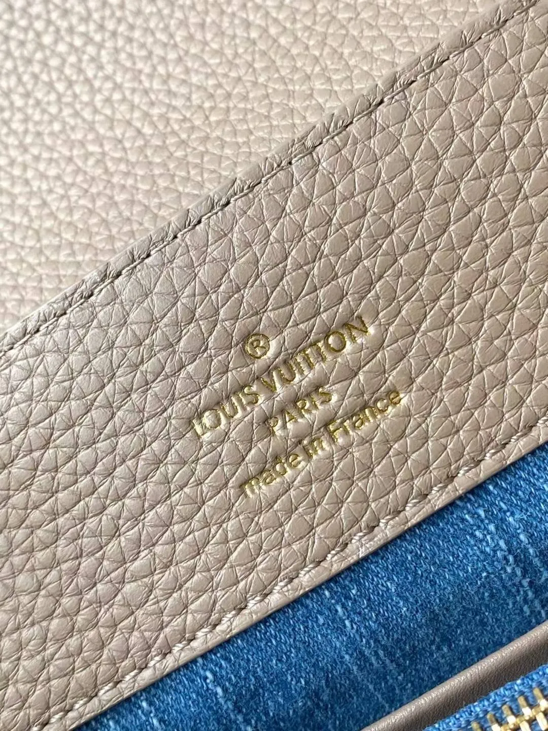 💰2900 "Special Grade Original Leather" M12947 Gray Leather Denim Small This Capucines small handbag is made of Monogram denim embroidered with beads and decorative threads, with LV letters and woven chains infused with a metallic edge, and matched with contrasting leather trim. The flip cover can be placed externally or internally, and the neat inner layer and multiple carrying methods complete the functional details. Dimensions: 18 × 27 × 9 cm
