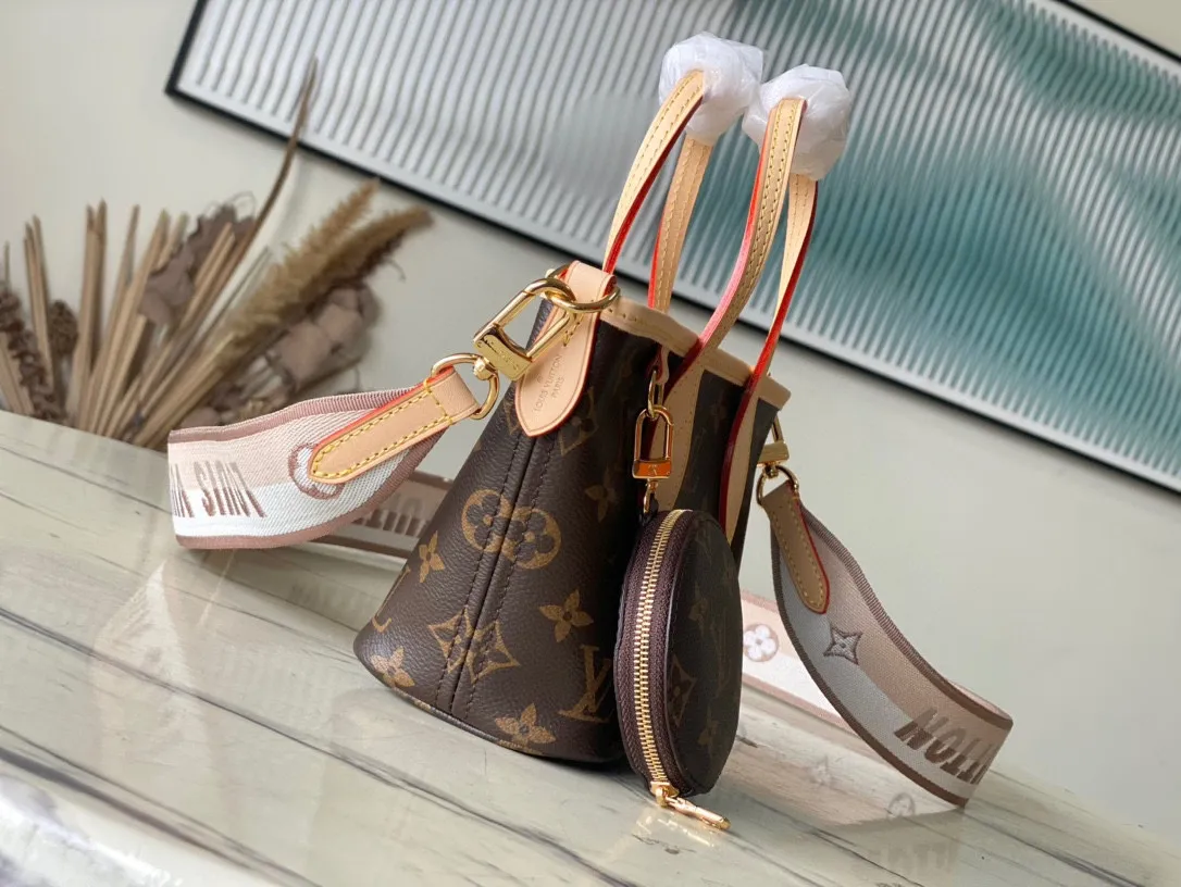 💰880 Top Original Order M46705 Presbyopia This Neverfull BB handbag combines classic design with iconic details. Made from Damier Ebene canvas, lined with colorful fabric and trimmed with cowhide leather, it's roomy without being bulky. Tighten the sides for a trendy look, and stretch them for a casual look. Features a slim, comfortable handle for shoulder or elbow carry. Detachable bag can be used as a clutch or pocket. Detailed features: 24x14x9cm (length x height x width)