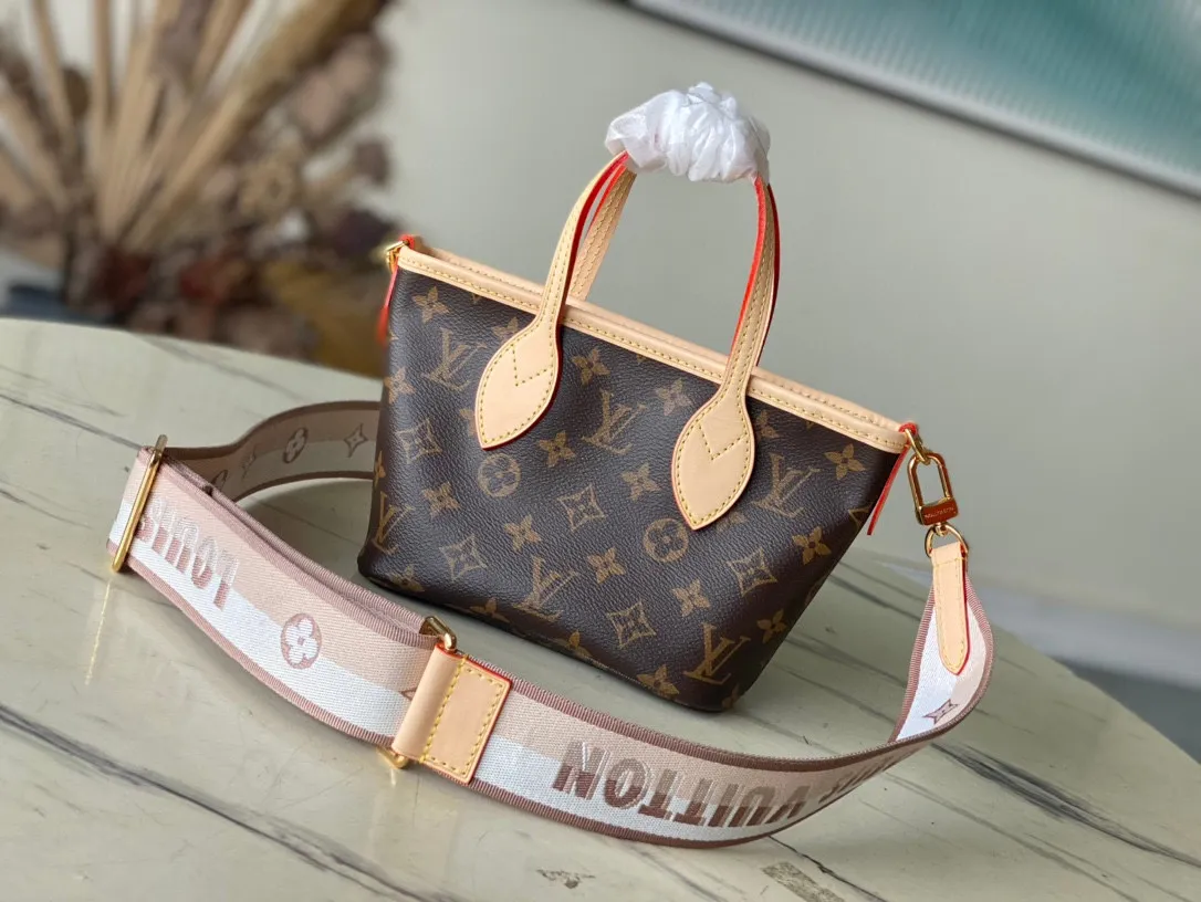 💰880 Top Original Order M46705 Presbyopia This Neverfull BB handbag combines classic design with iconic details. Made from Damier Ebene canvas, lined with colorful fabric and trimmed with cowhide leather, it's roomy without being bulky. Tighten the sides for a trendy look, and stretch them for a casual look. Features a slim, comfortable handle for shoulder or elbow carry. Detachable bag can be used as a clutch or pocket. Detailed features: 24x14x9cm (length x height x width)