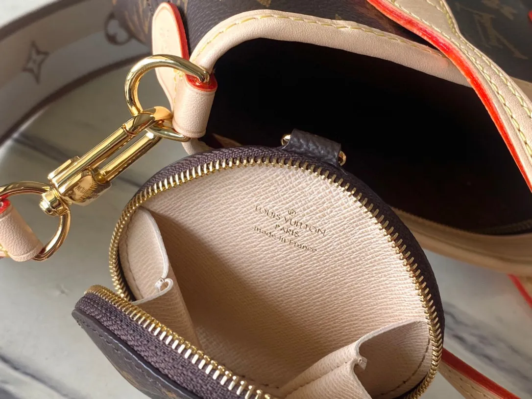 💰880 Top Original Order M46705 Presbyopia This Neverfull BB handbag combines classic design with iconic details. Made from Damier Ebene canvas, lined with colorful fabric and trimmed with cowhide leather, it's roomy without being bulky. Tighten the sides for a trendy look, and stretch them for a casual look. Features a slim, comfortable handle for shoulder or elbow carry. Detachable bag can be used as a clutch or pocket. Detailed features: 24x14x9cm (length x height x width)