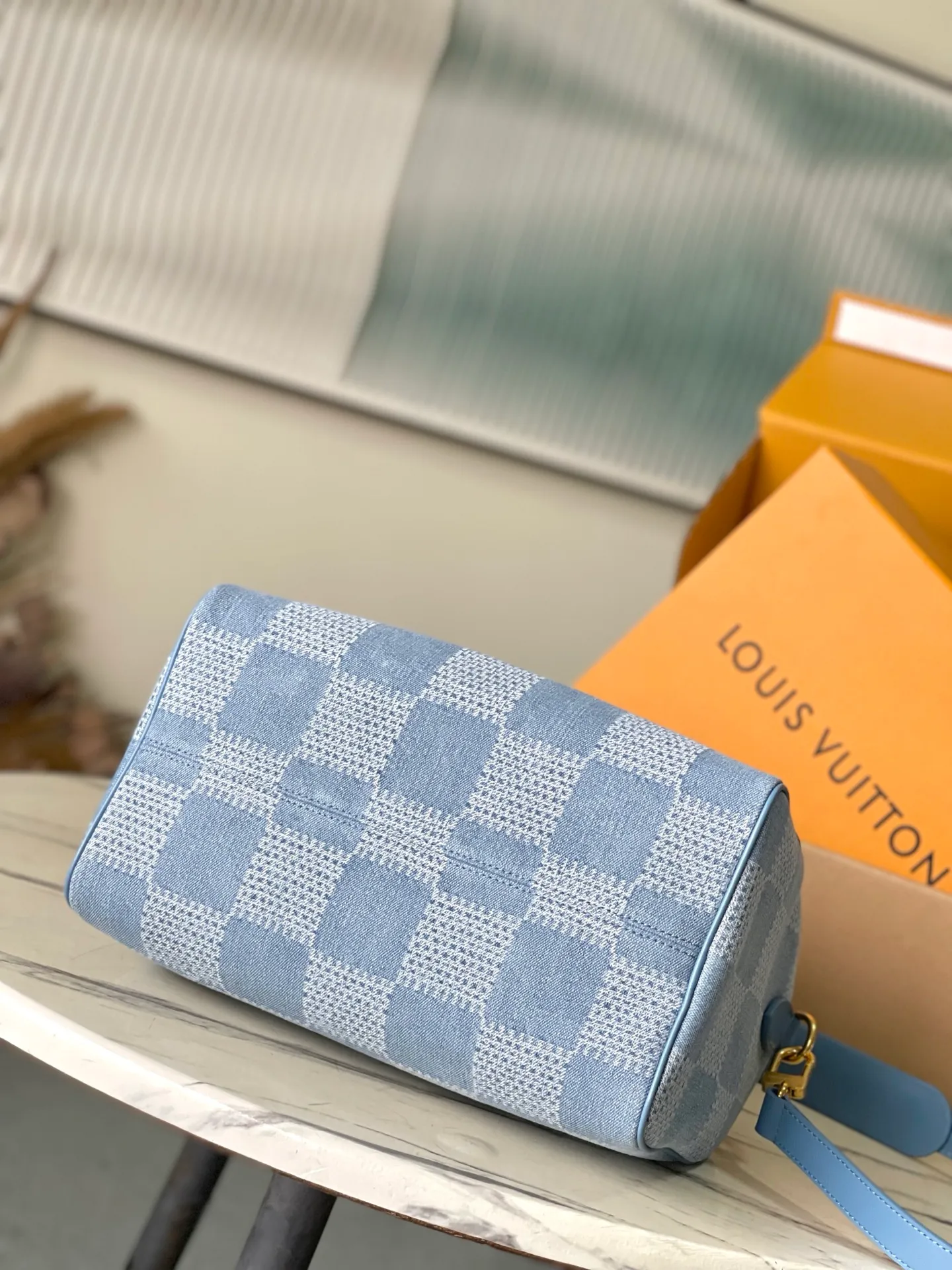 💰1080 Top Original N00203 This Speedy 30 Bandouliere handbag uses the Damier Denim3D cotton canvas designed by Pharrell Wiliams for the Louis Vuitton ready-to-wear series, reshaping the brand's Damier plaid with a casual style, giving the latter a classic urban feel. The top handle and removable and adjustable shoulder strap provide multiple carrying options. Dimensions: 34 × 22 × 19 cm