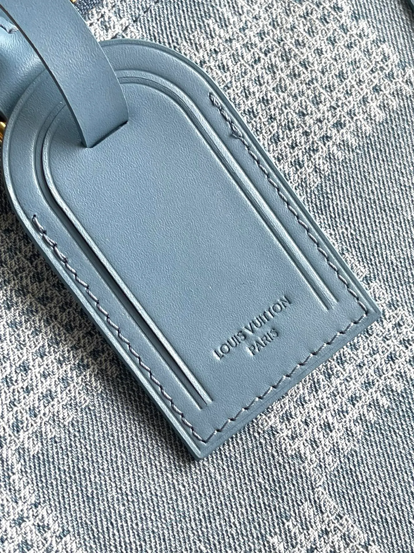 💰1080 Top Original N00203 This Speedy 30 Bandouliere handbag uses the Damier Denim3D cotton canvas designed by Pharrell Wiliams for the Louis Vuitton ready-to-wear series, reshaping the brand's Damier plaid with a casual style, giving the latter a classic urban feel. The top handle and removable and adjustable shoulder strap provide multiple carrying options. Dimensions: 34 × 22 × 19 cm
