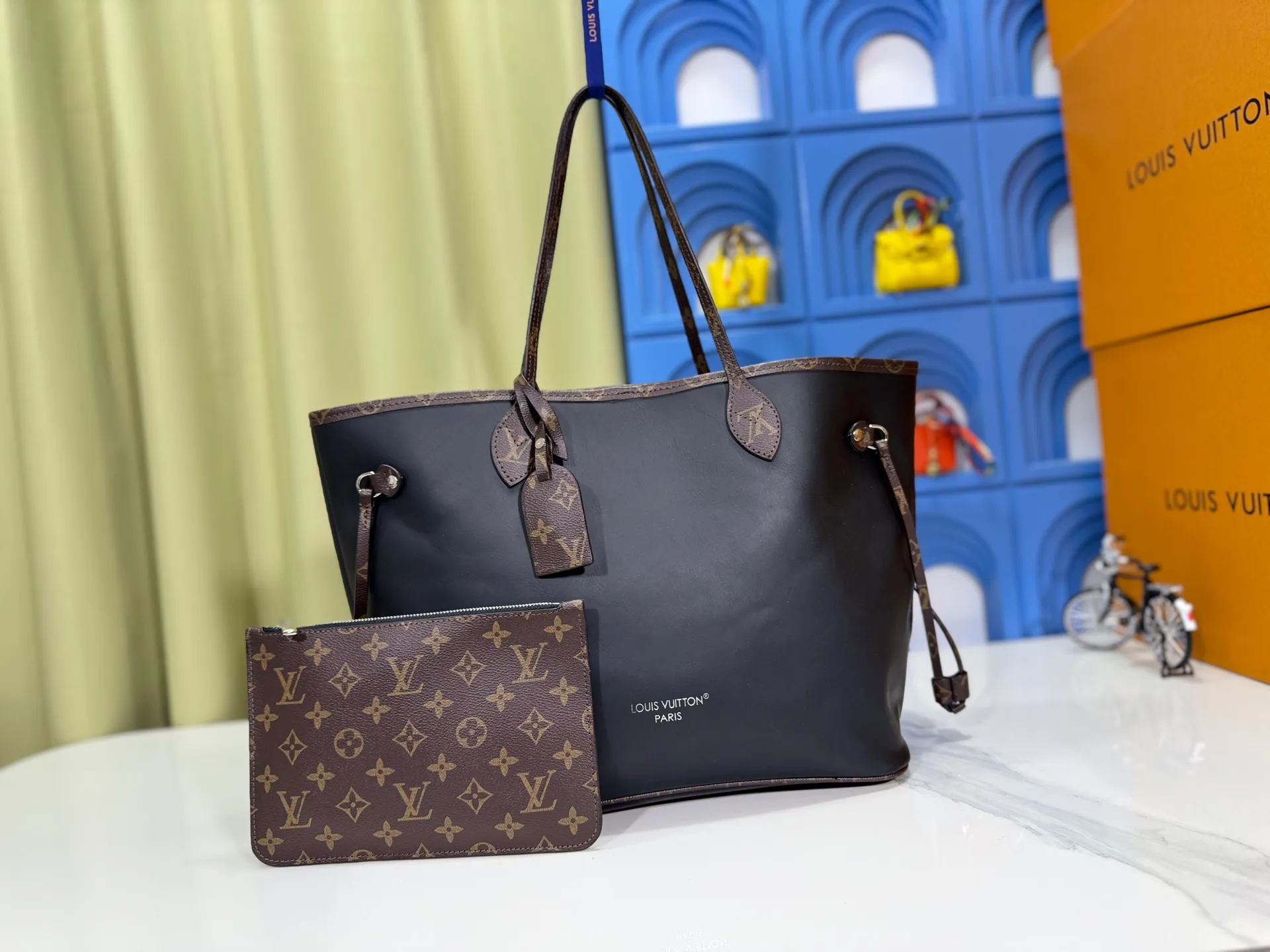 P280 Upgraded original M14210 M45686 M46649 M58907 M46329 M21579 M45685 M46676 M40995 This Neverfull medium handbag uses embossing and printing processes to depict the Monogram pattern on the cow leather. Tighten the side straps and the tote instantly transforms into an elegant urban handbag; the long handle makes it easy to carry over the shoulder or elbow. 31.0 x 28.0 x 14.0 cm (length x height x width)