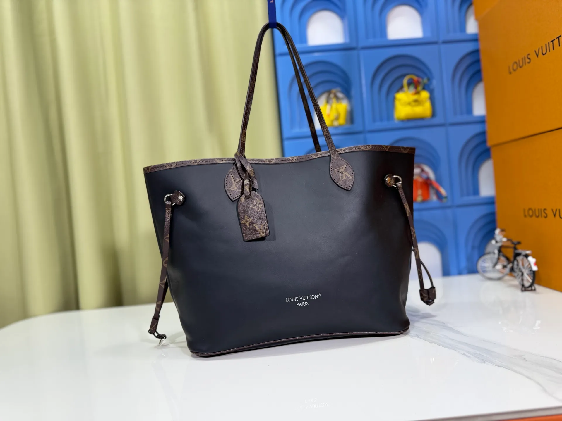 P280 Upgraded original M14210 M45686 M46649 M58907 M46329 M21579 M45685 M46676 M40995 This Neverfull medium handbag uses embossing and printing processes to depict the Monogram pattern on the cow leather. Tighten the side straps and the tote instantly transforms into an elegant urban handbag; the long handle makes it easy to carry over the shoulder or elbow. 31.0 x 28.0 x 14.0 cm (length x height x width)
