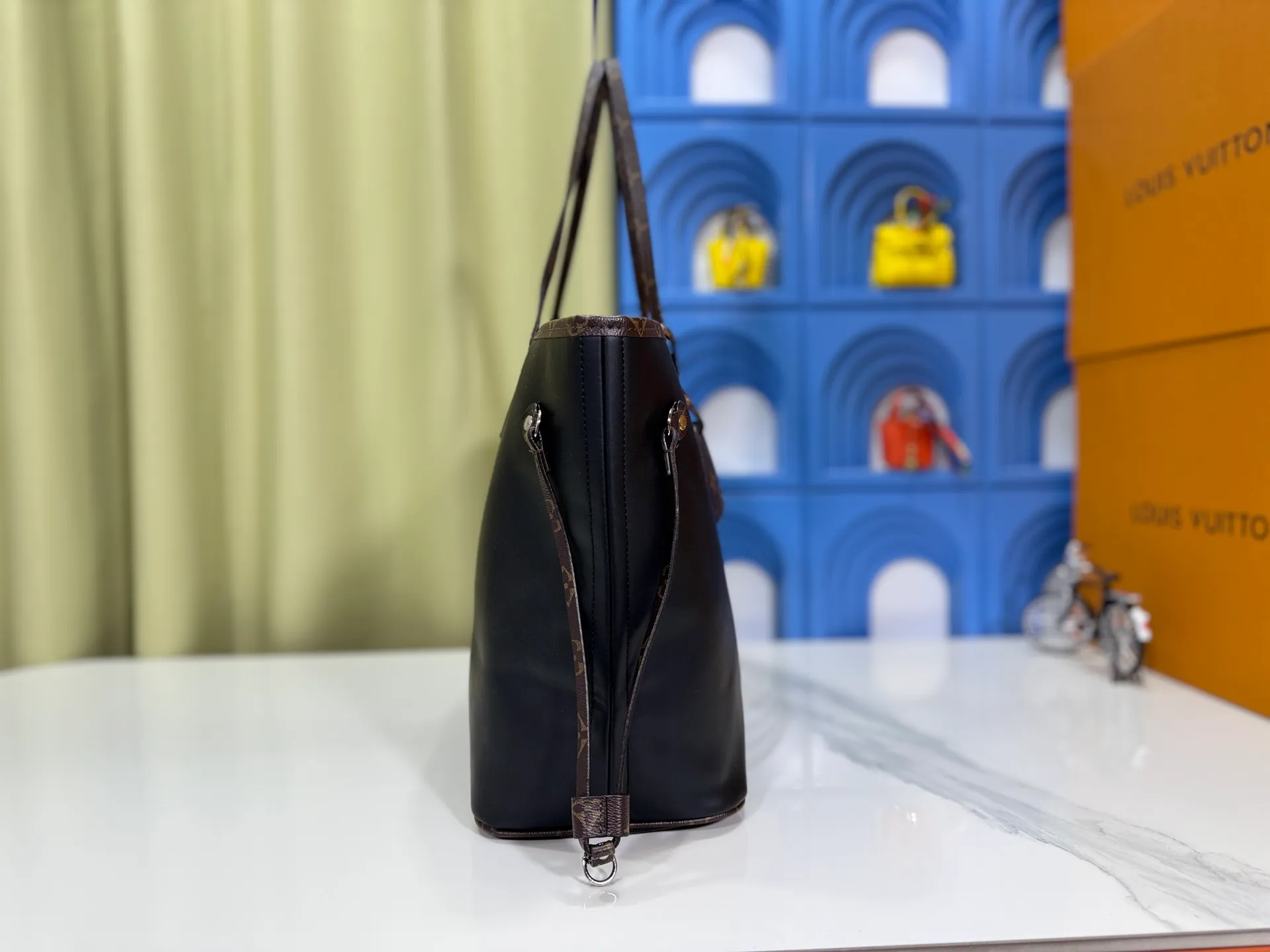 P280 Upgraded original M14210 M45686 M46649 M58907 M46329 M21579 M45685 M46676 M40995 This Neverfull medium handbag uses embossing and printing processes to depict the Monogram pattern on the cow leather. Tighten the side straps and the tote instantly transforms into an elegant urban handbag; the long handle makes it easy to carry over the shoulder or elbow. 31.0 x 28.0 x 14.0 cm (length x height x width)