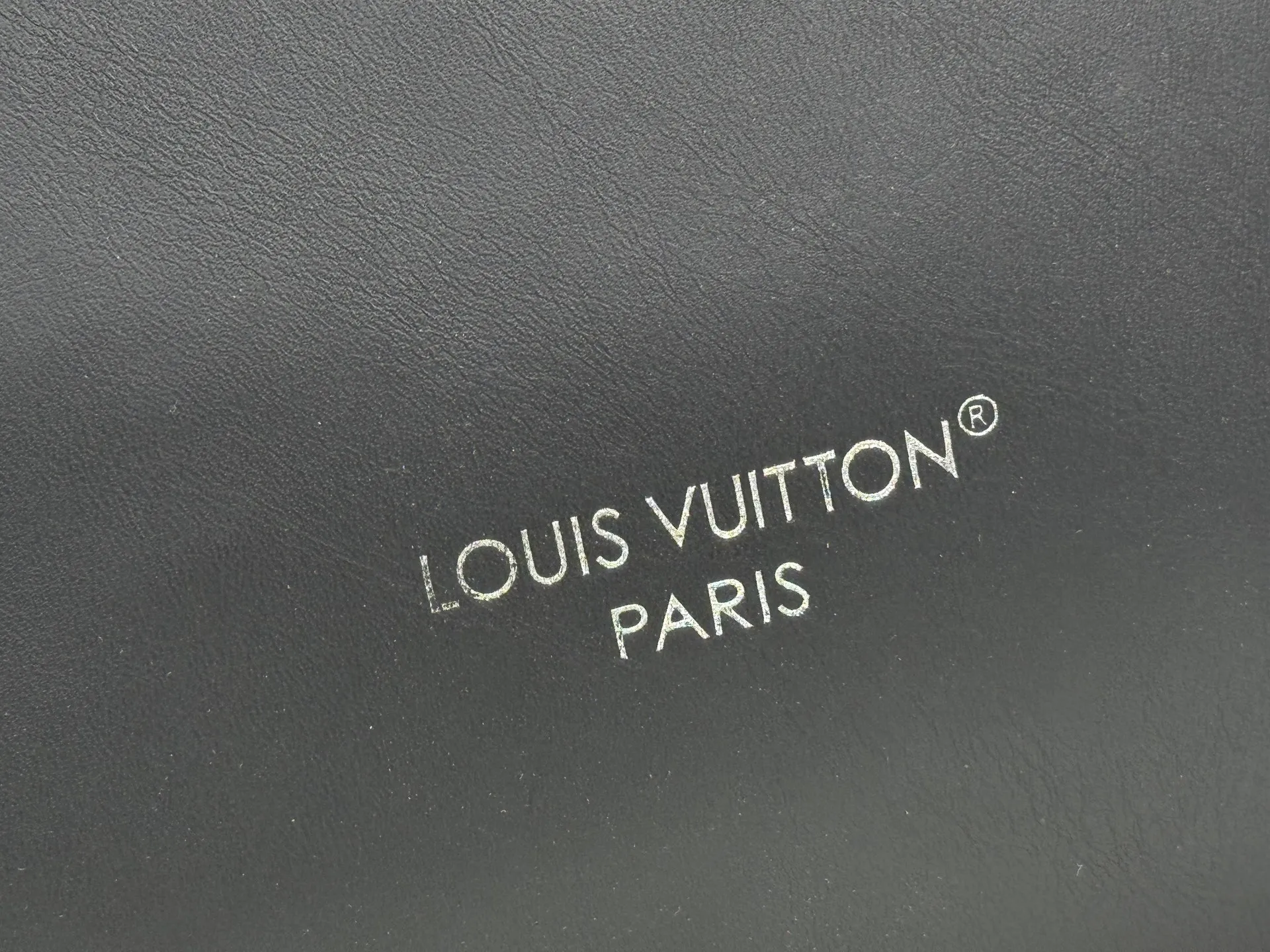 P280 Upgraded original M14210 M45686 M46649 M58907 M46329 M21579 M45685 M46676 M40995 This Neverfull medium handbag uses embossing and printing processes to depict the Monogram pattern on the cow leather. Tighten the side straps and the tote instantly transforms into an elegant urban handbag; the long handle makes it easy to carry over the shoulder or elbow. 31.0 x 28.0 x 14.0 cm (length x height x width)