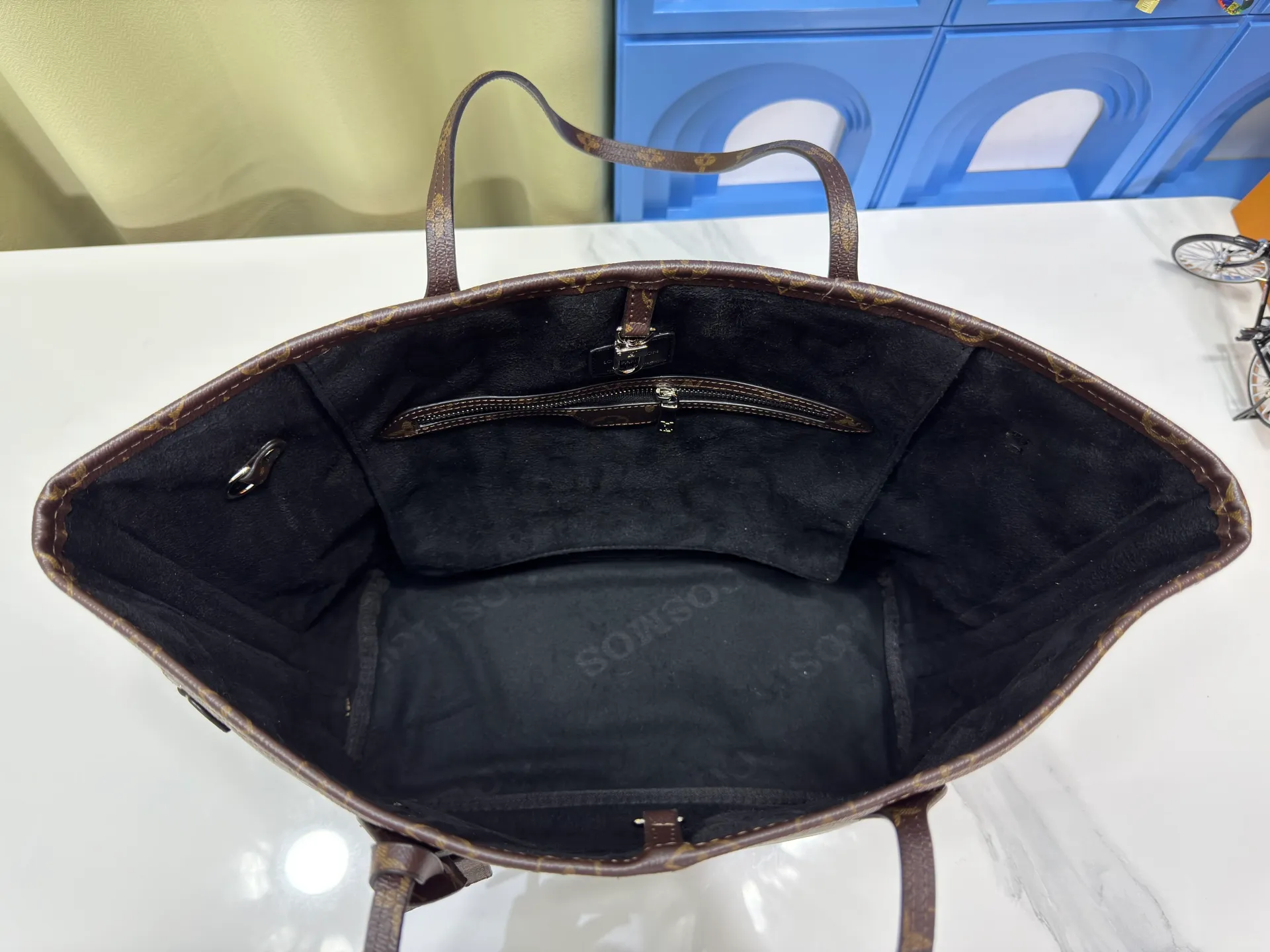 P280 Upgraded original M14210 M45686 M46649 M58907 M46329 M21579 M45685 M46676 M40995 This Neverfull medium handbag uses embossing and printing processes to depict the Monogram pattern on the cow leather. Tighten the side straps and the tote instantly transforms into an elegant urban handbag; the long handle makes it easy to carry over the shoulder or elbow. 31.0 x 28.0 x 14.0 cm (length x height x width)