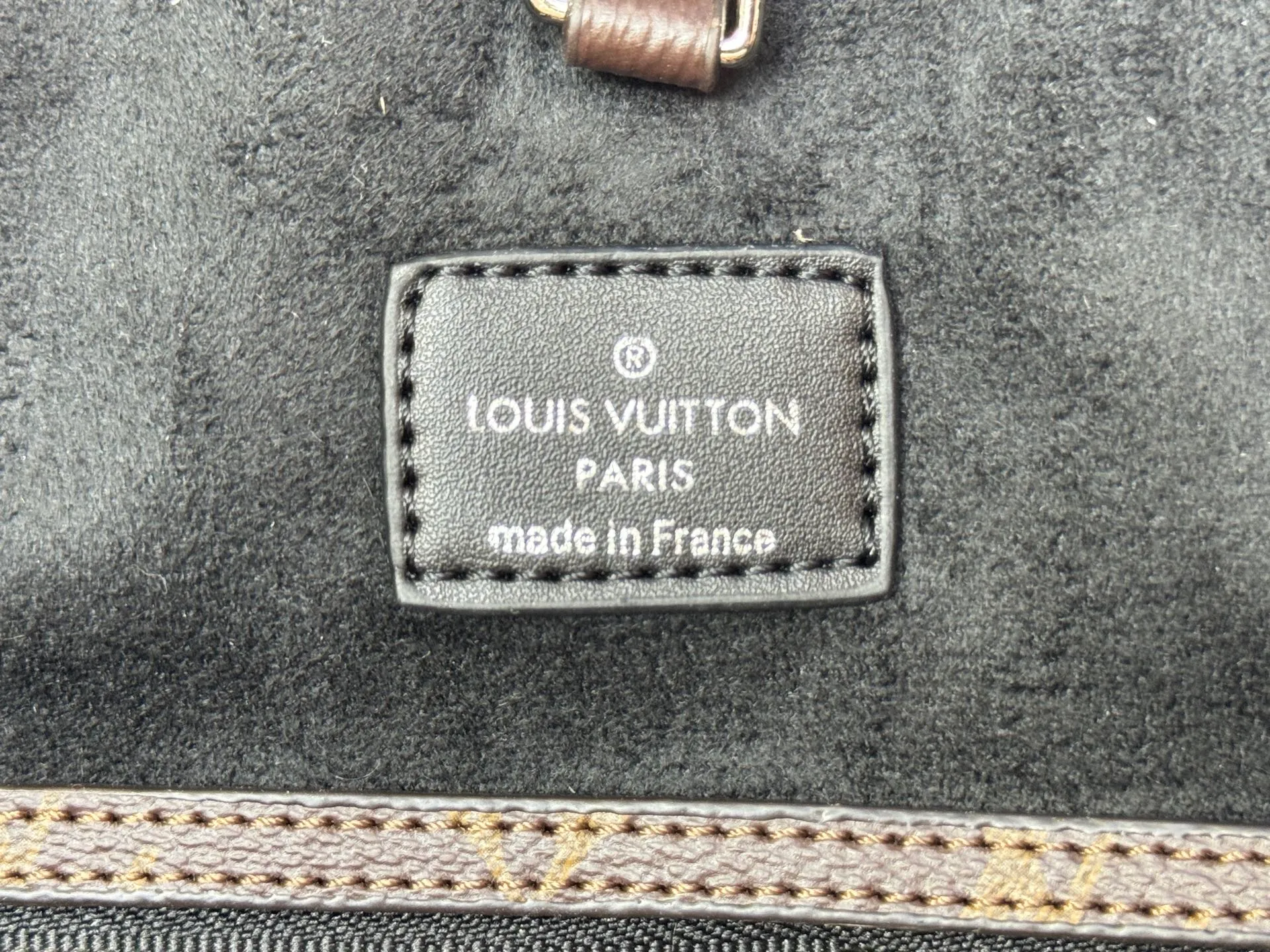 P280 Upgraded original M14210 M45686 M46649 M58907 M46329 M21579 M45685 M46676 M40995 This Neverfull medium handbag uses embossing and printing processes to depict the Monogram pattern on the cow leather. Tighten the side straps and the tote instantly transforms into an elegant urban handbag; the long handle makes it easy to carry over the shoulder or elbow. 31.0 x 28.0 x 14.0 cm (length x height x width)