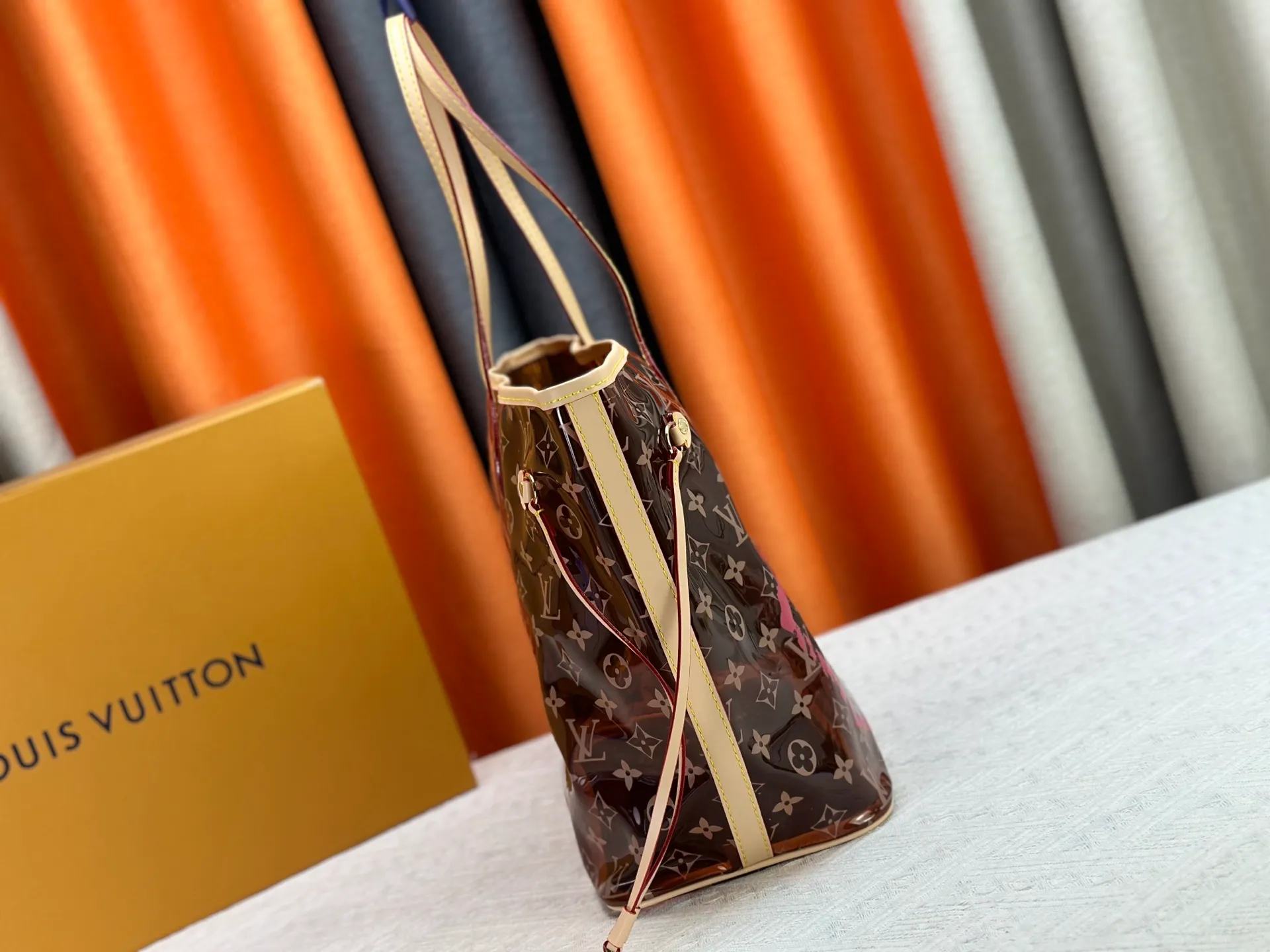 P340 M13263 45686 M40995 M14492 14491 M45685 This Presbyopia Cherry Neverfull medium handbag reinterprets the cheerful elements of the Louis Vuitton Cow leather trim completes the classic style. Dimensions: 31.0 x 28.0 x 14.0 cm (length x height x width)