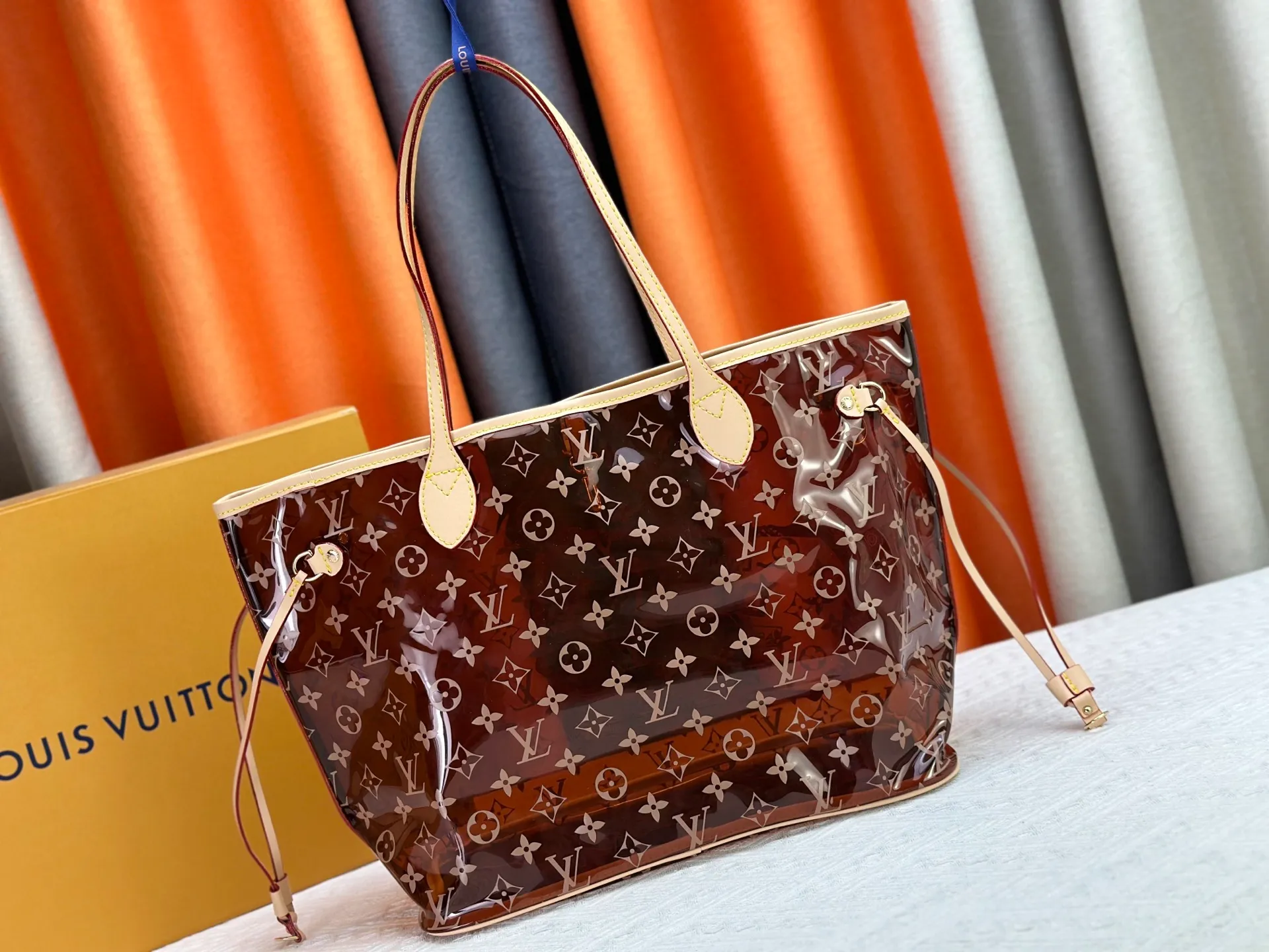 P340 M13263 45686 M40995 M14492 14491 M45685 This Presbyopia Cherry Neverfull medium handbag reinterprets the cheerful elements of the Louis Vuitton Cow leather trim completes the classic style. Dimensions: 31.0 x 28.0 x 14.0 cm (length x height x width)