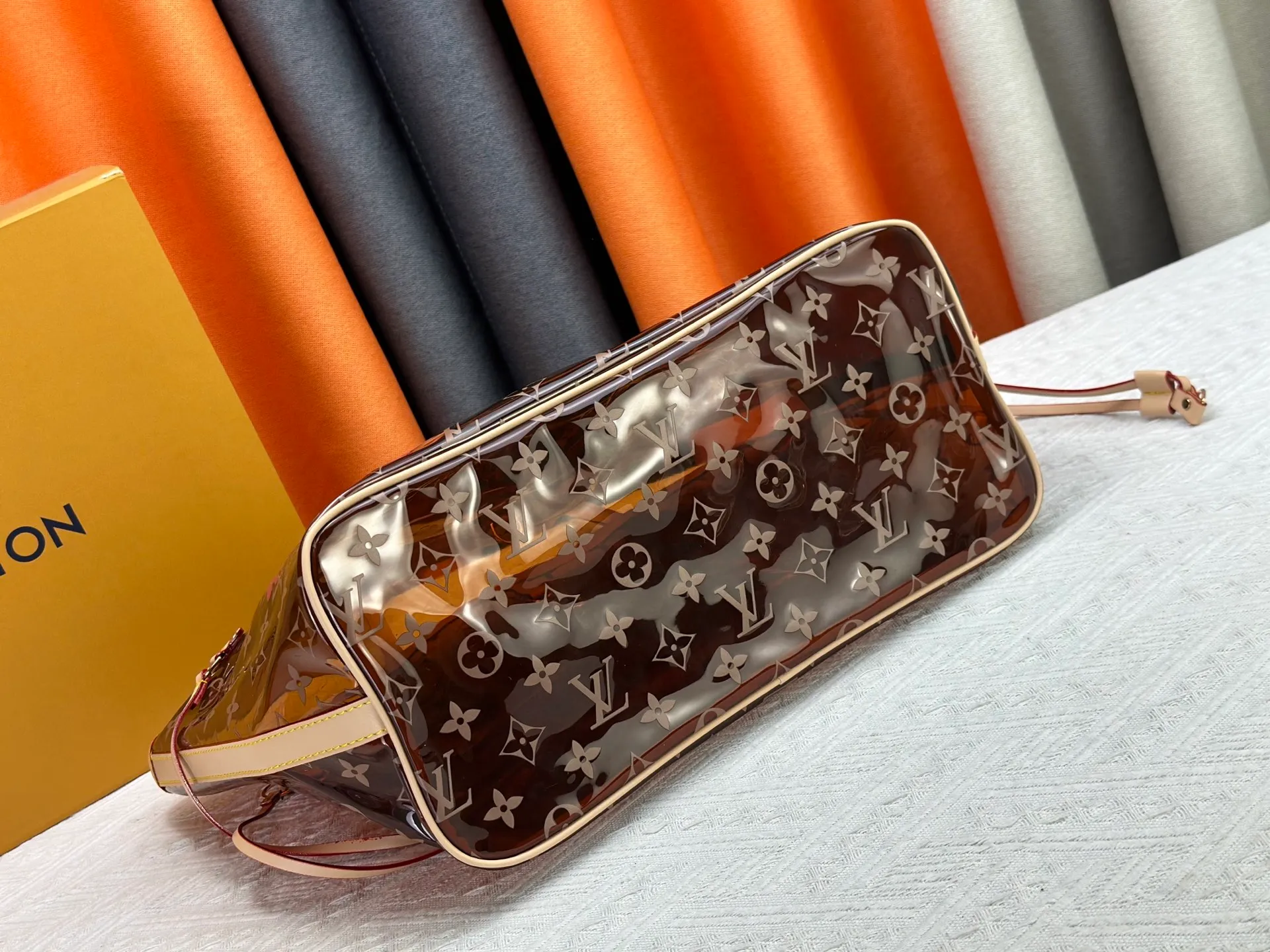 P340 M13263 45686 M40995 M14492 14491 M45685 This Presbyopia Cherry Neverfull medium handbag reinterprets the cheerful elements of the Louis Vuitton Cow leather trim completes the classic style. Dimensions: 31.0 x 28.0 x 14.0 cm (length x height x width)