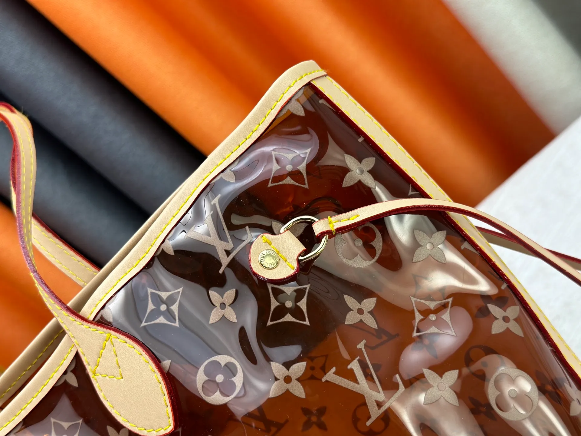 P340 M13263 45686 M40995 M14492 14491 M45685 This Presbyopia Cherry Neverfull medium handbag reinterprets the cheerful elements of the Louis Vuitton Cow leather trim completes the classic style. Dimensions: 31.0 x 28.0 x 14.0 cm (length x height x width)