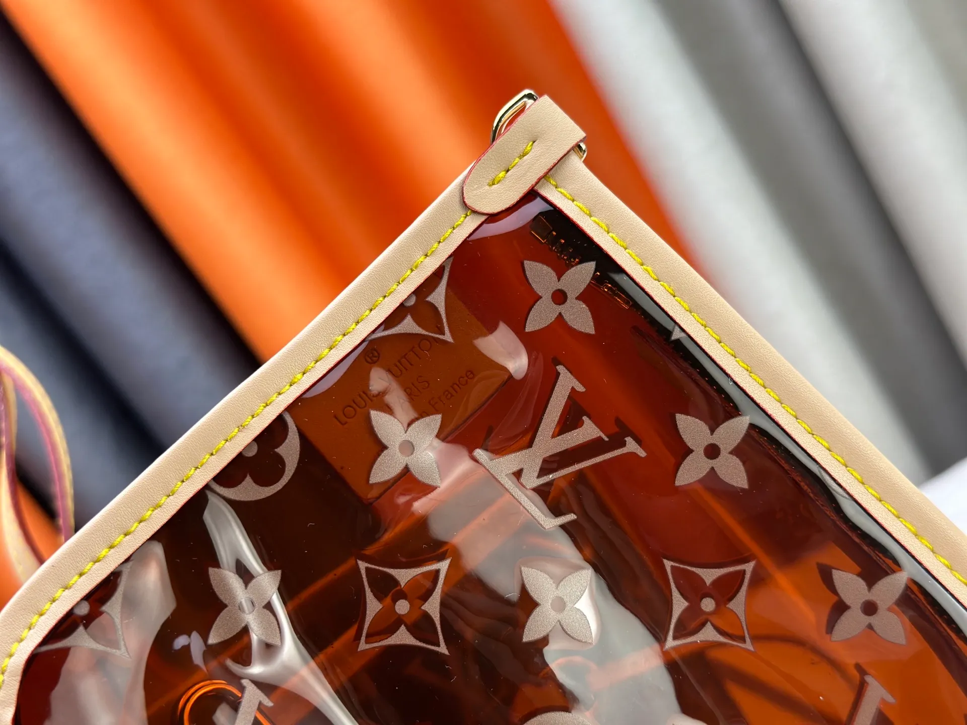 P340 M13263 45686 M40995 M14492 14491 M45685 This Presbyopia Cherry Neverfull medium handbag reinterprets the cheerful elements of the Louis Vuitton Cow leather trim completes the classic style. Dimensions: 31.0 x 28.0 x 14.0 cm (length x height x width)