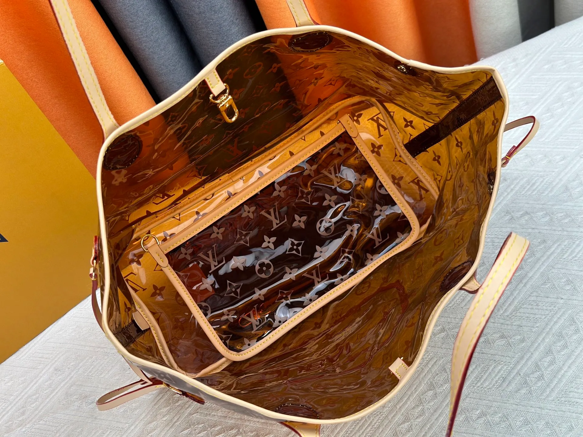 P340 M13263 45686 M40995 M14492 14491 M45685 This Presbyopia Cherry Neverfull medium handbag reinterprets the cheerful elements of the Louis Vuitton Cow leather trim completes the classic style. Dimensions: 31.0 x 28.0 x 14.0 cm (length x height x width)